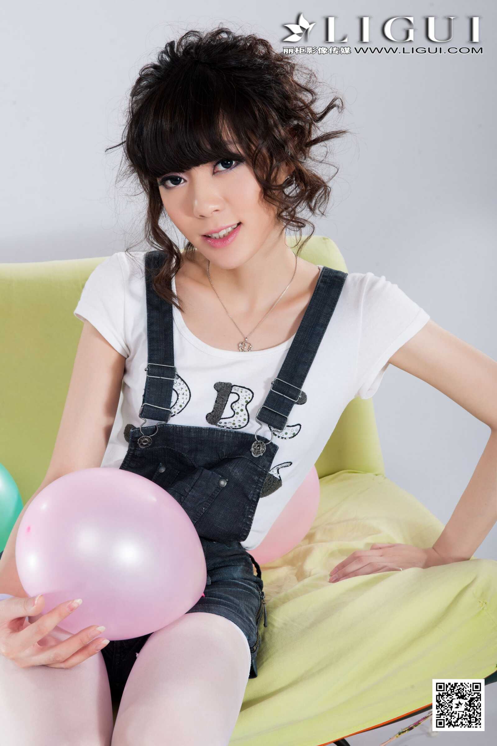 Model 乐乐《可爱吊带牛仔+白丝高跟》上中下全集第14张