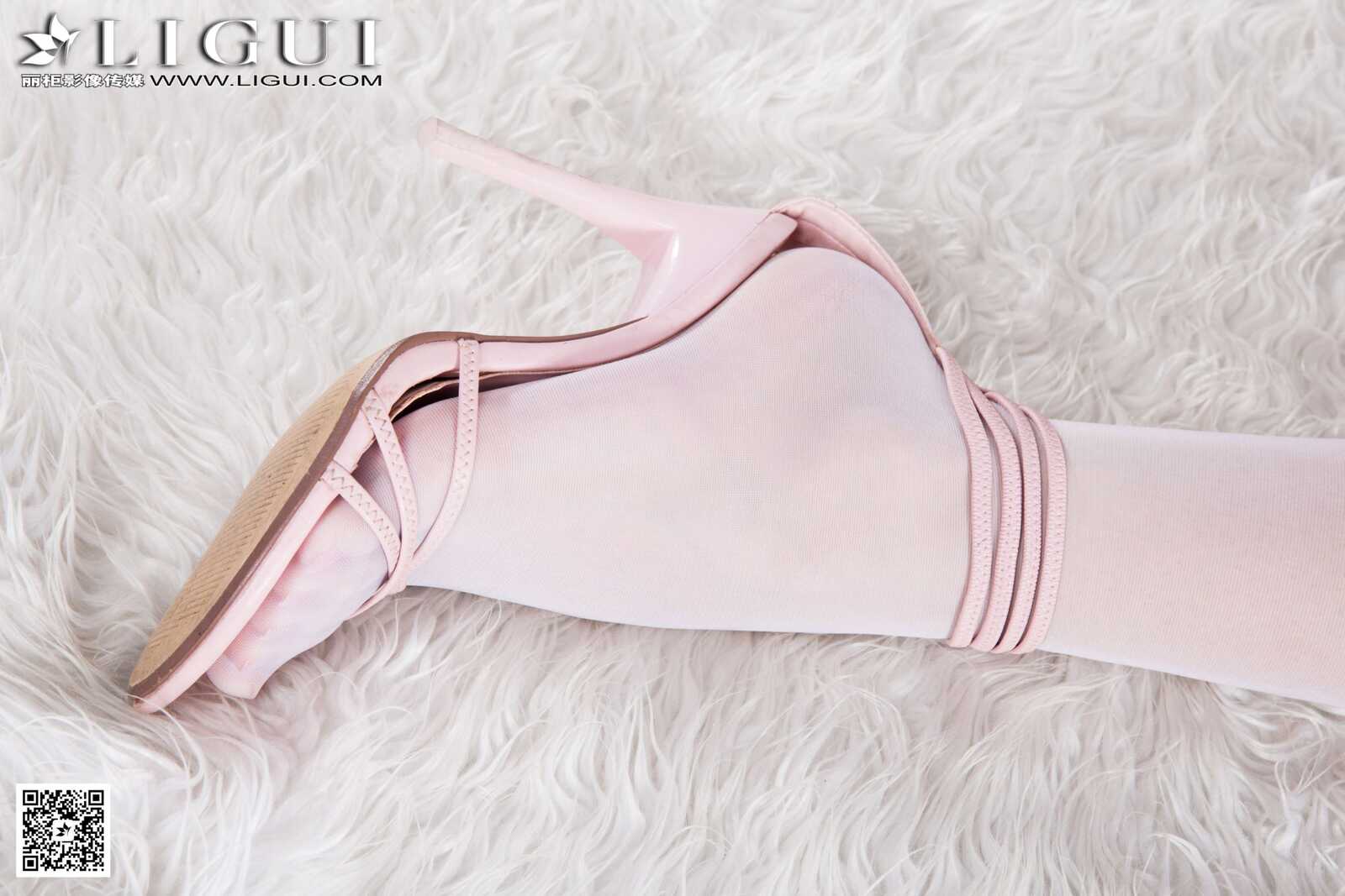 Model 乐乐《可爱吊带牛仔+白丝高跟》上中下全集第3张