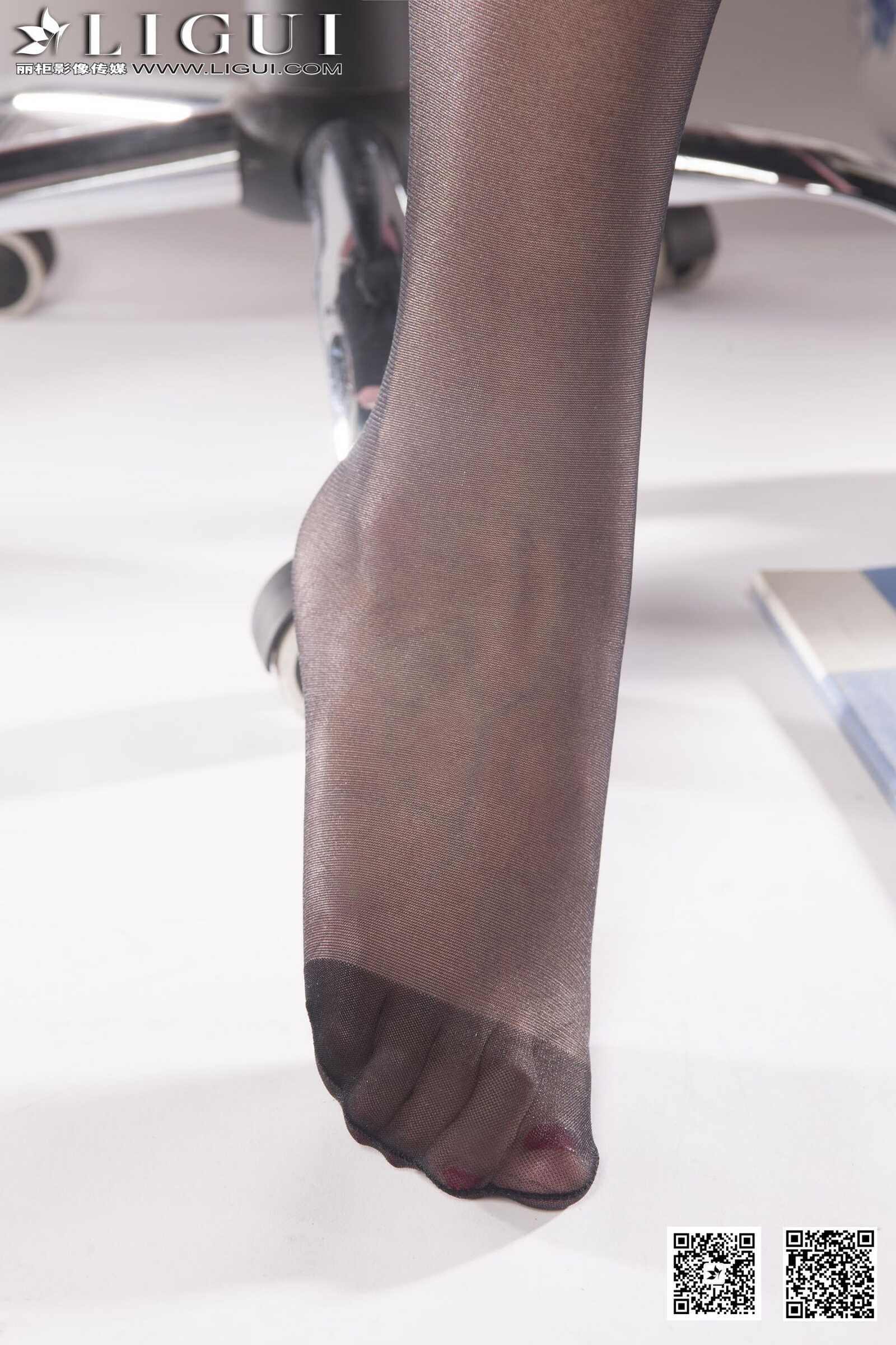 [丽柜LiGui] Model 叶子《办公室黑丝美足》美腿玉足第11张