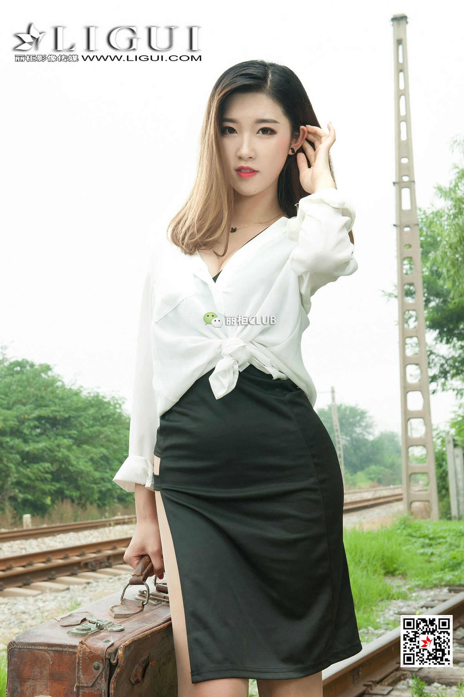 Model 筱筱《火车道OL丝足》 [丽柜Ligui] 写真集第9张
