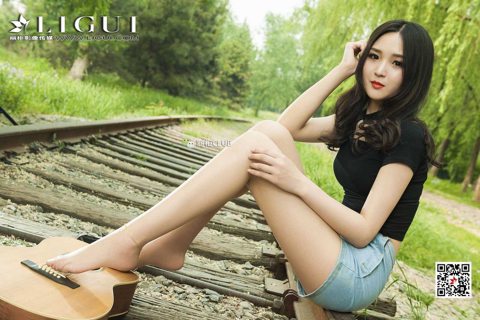 腿模小戈《文艺丝足少女》 [丽柜LIGUI] 美腿丝足第13张