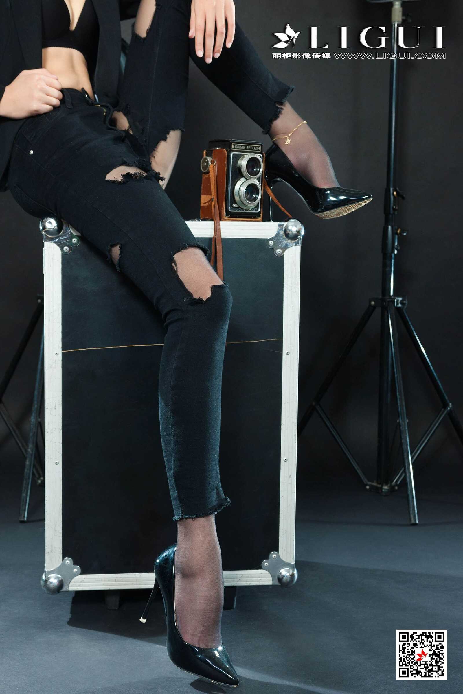 钟情《破洞牛仔黑丝OL》 [丽柜Ligui] 写真集第11张