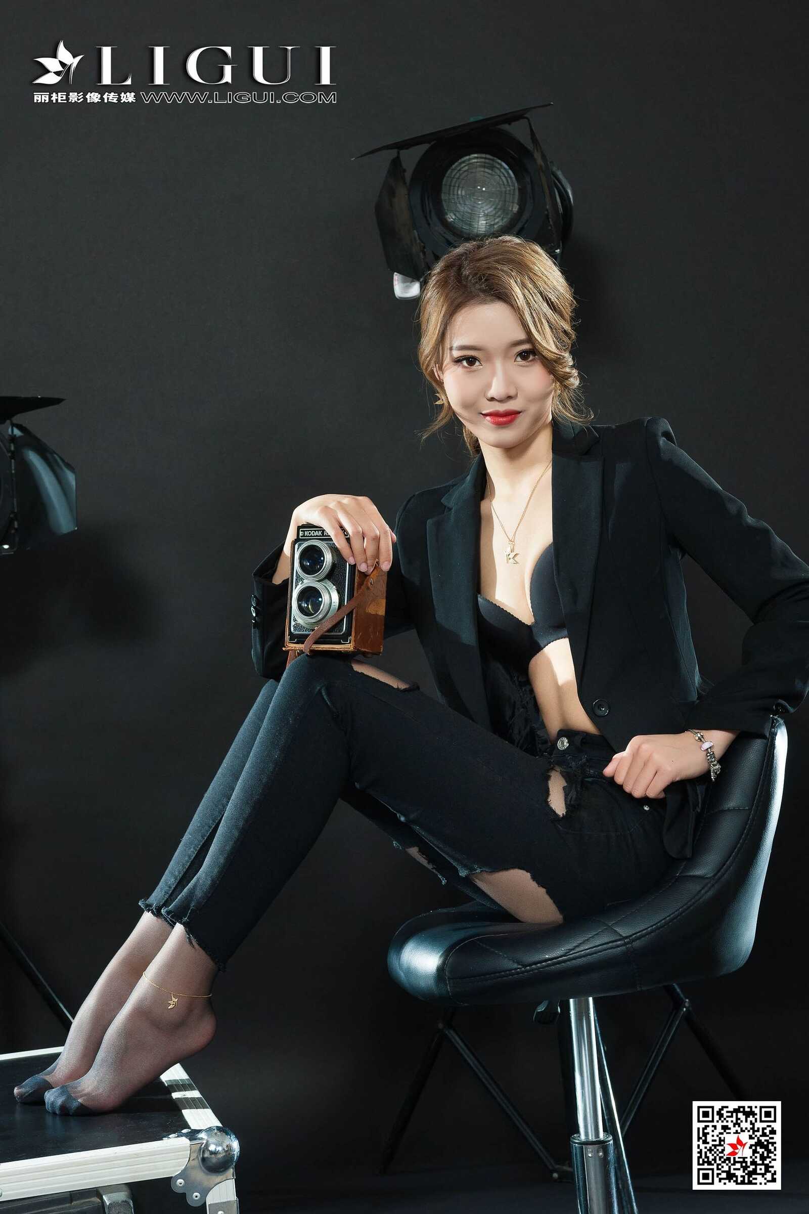 钟情《破洞牛仔黑丝OL》 [丽柜Ligui] 写真集第10张