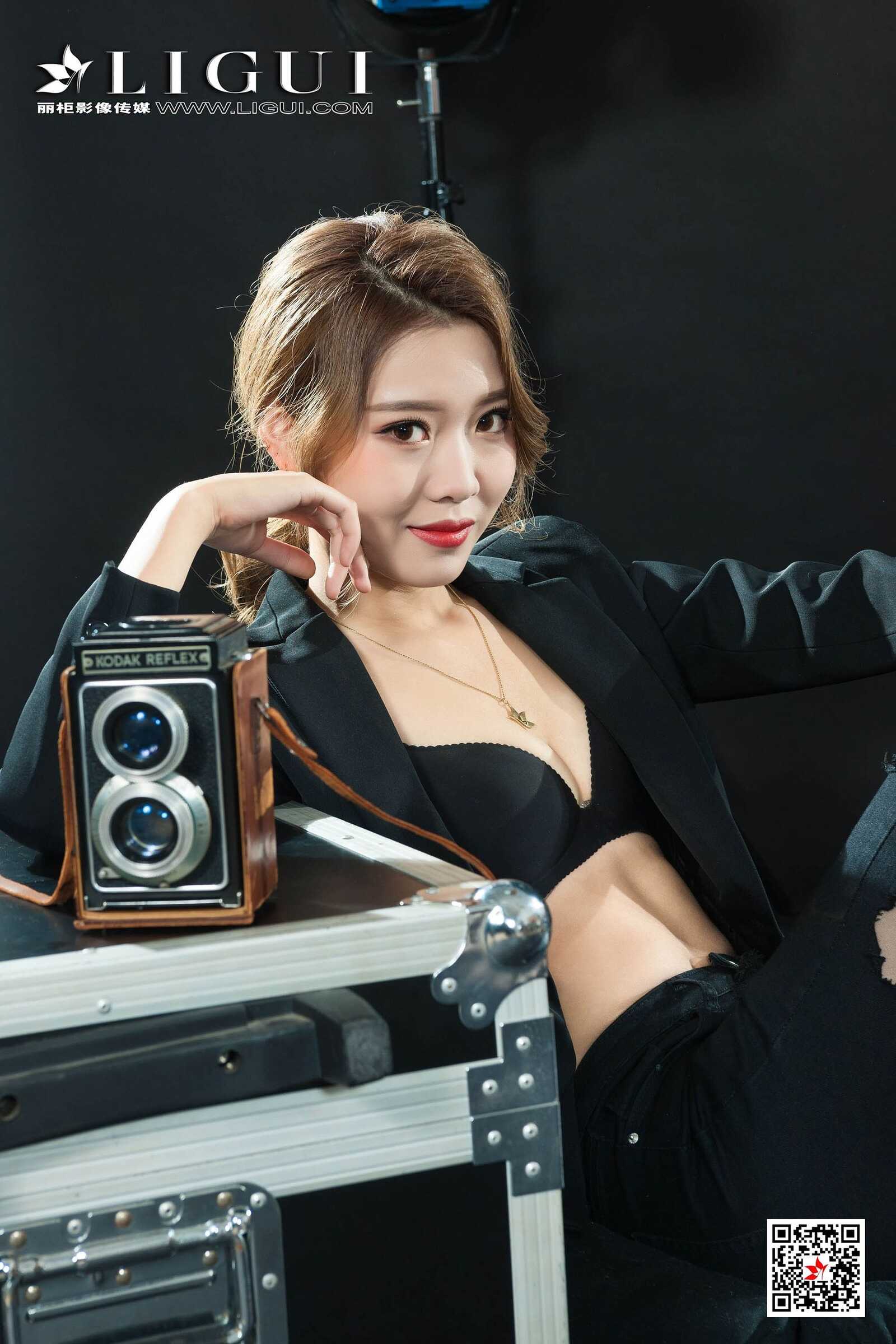 钟情《破洞牛仔黑丝OL》 [丽柜Ligui] 写真集第10张