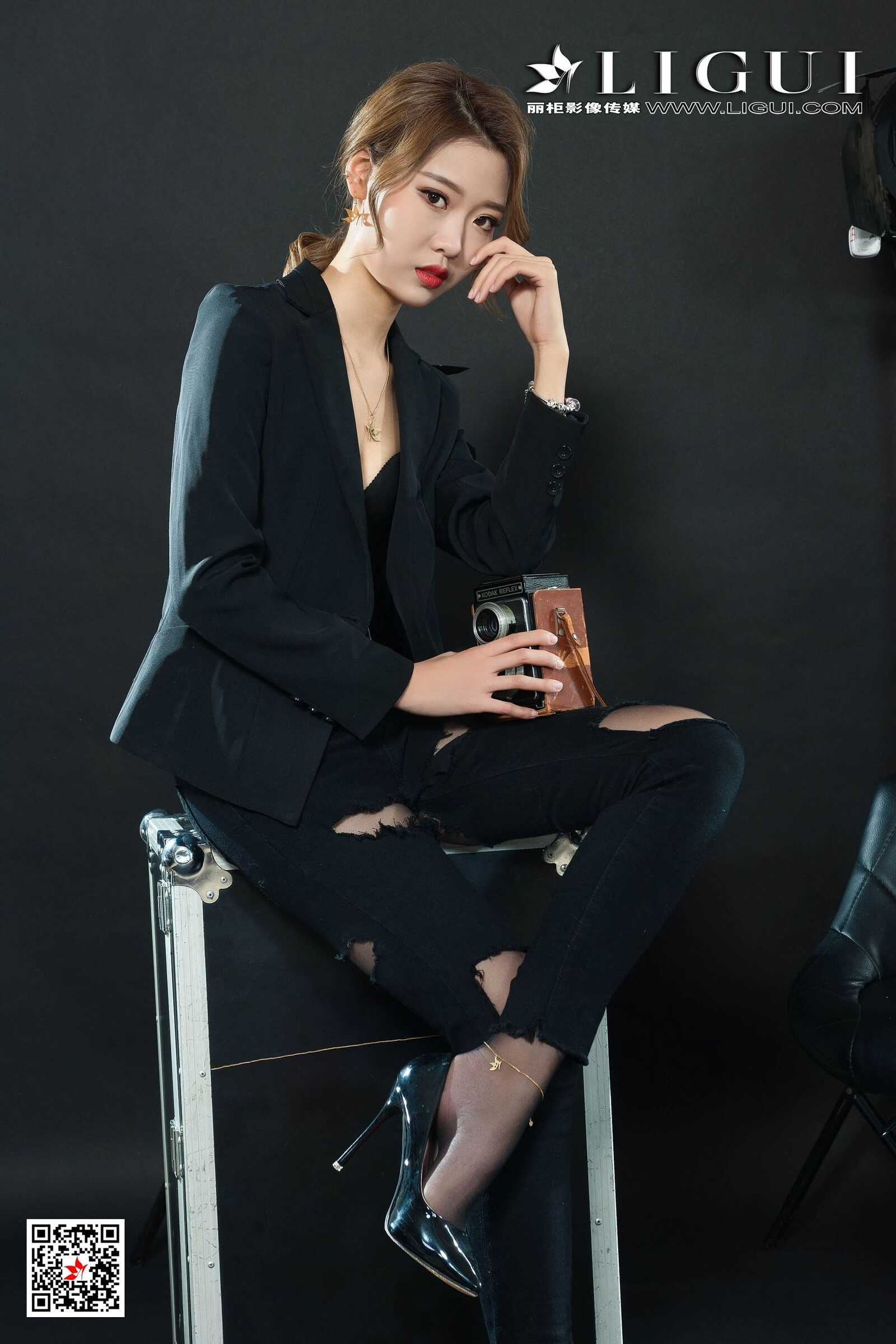 钟情《破洞牛仔黑丝OL》 [丽柜Ligui] 写真集第9张