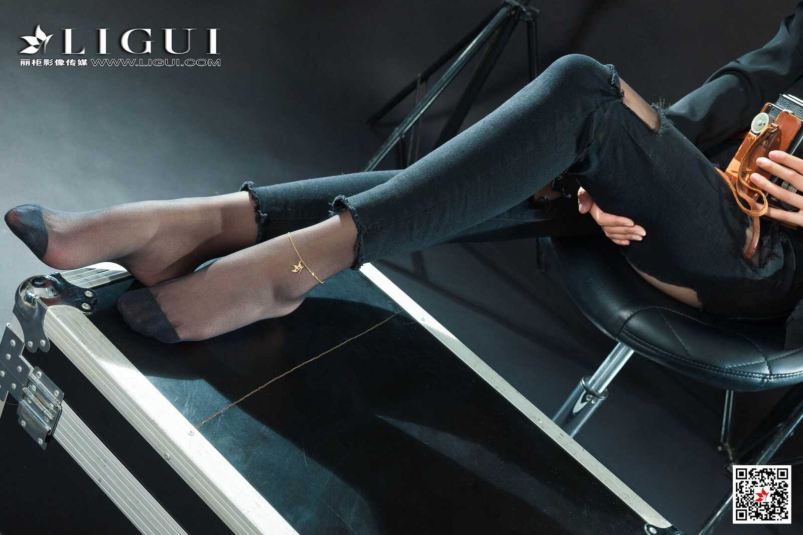 钟情《破洞牛仔黑丝OL》 [丽柜Ligui] 写真集第5张