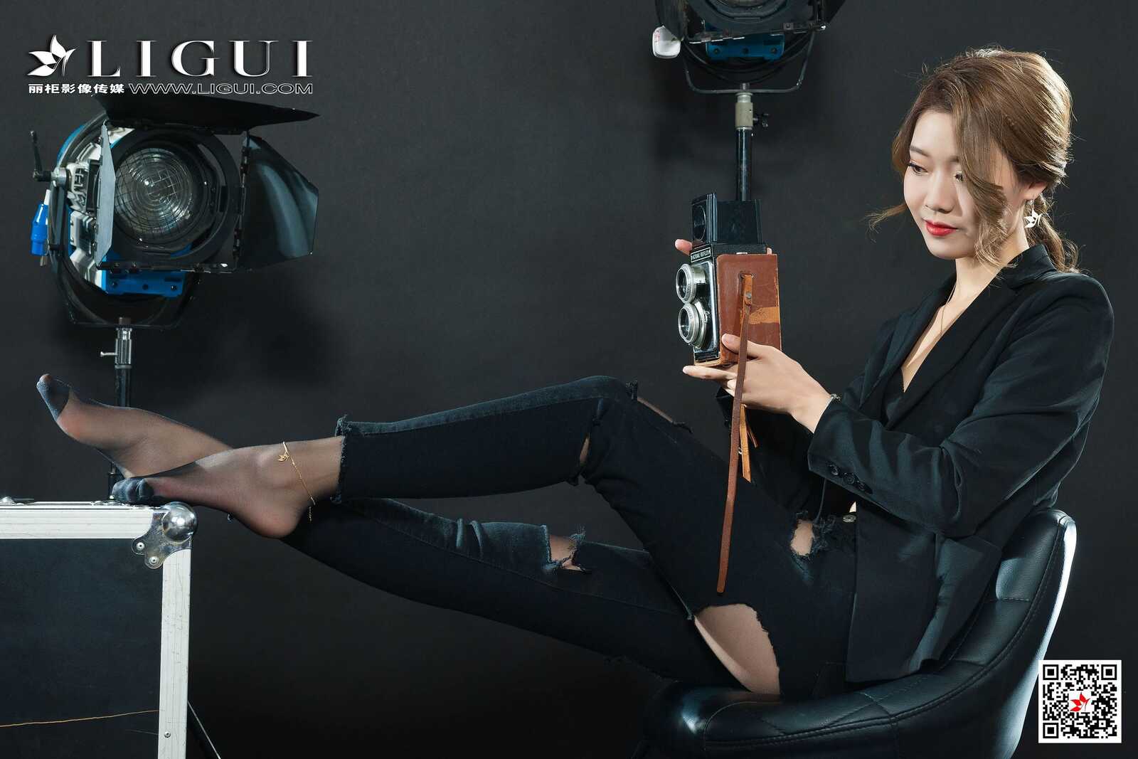 钟情《破洞牛仔黑丝OL》 [丽柜Ligui] 写真集第1张