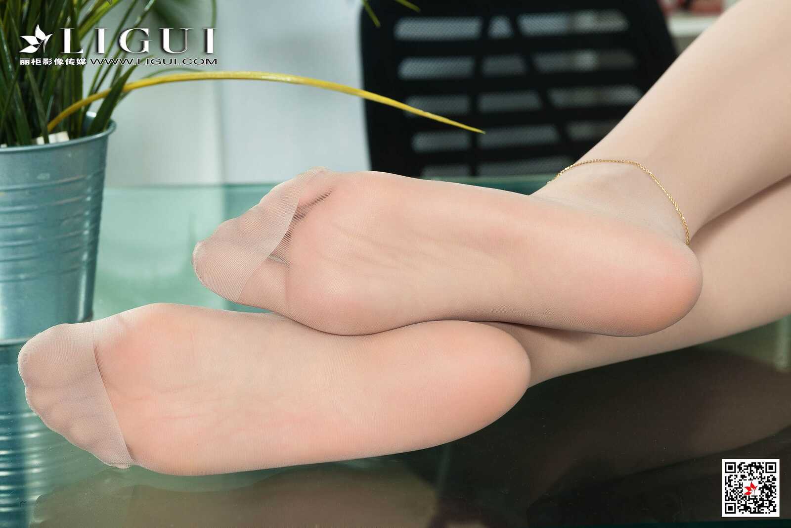 腿模若溪《肉丝袜OL丝足》 [丽柜Ligui] 写真集第3张