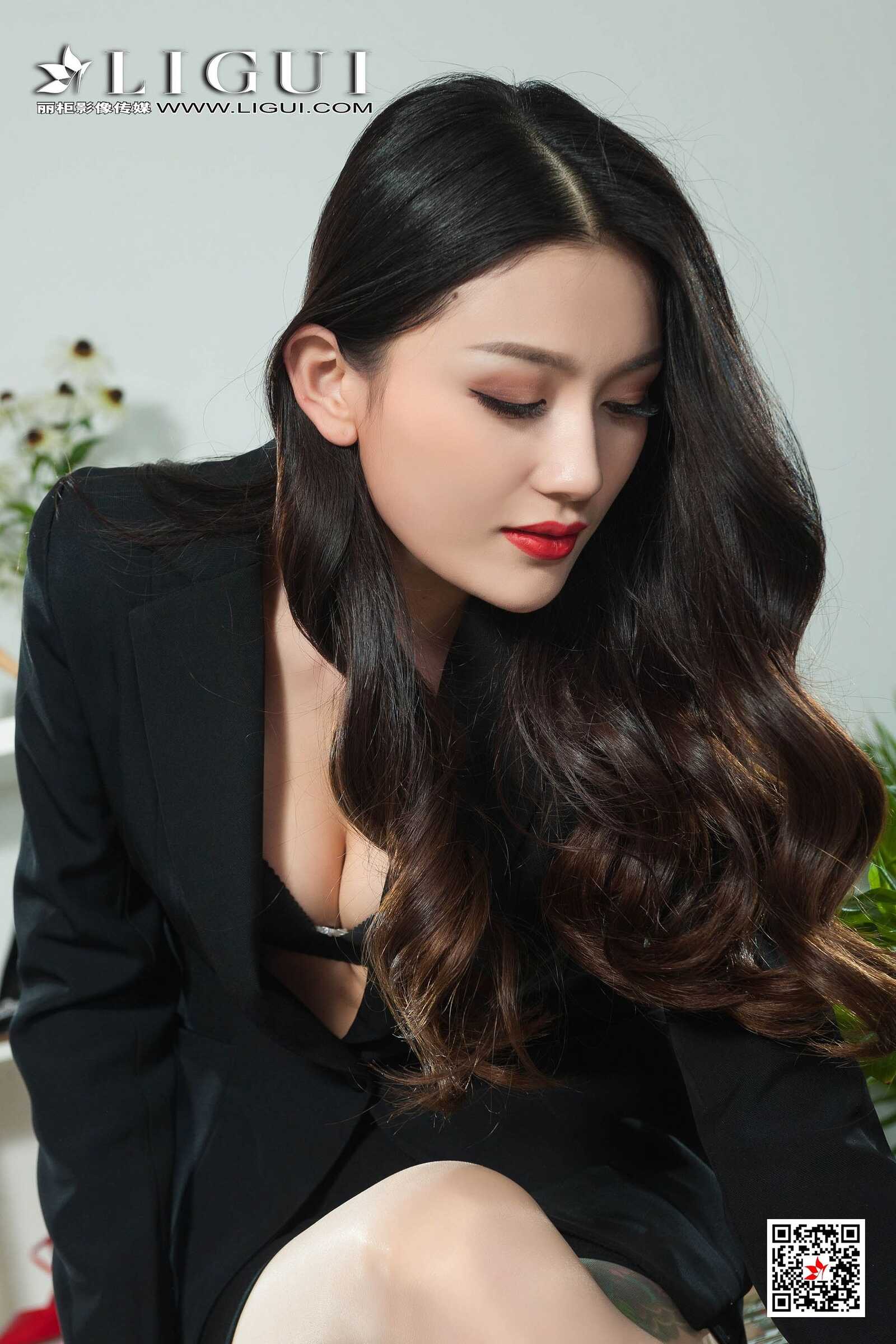 腿模甜甜《办公室美脚丝足》 [丽柜Ligui] 写真集第15张