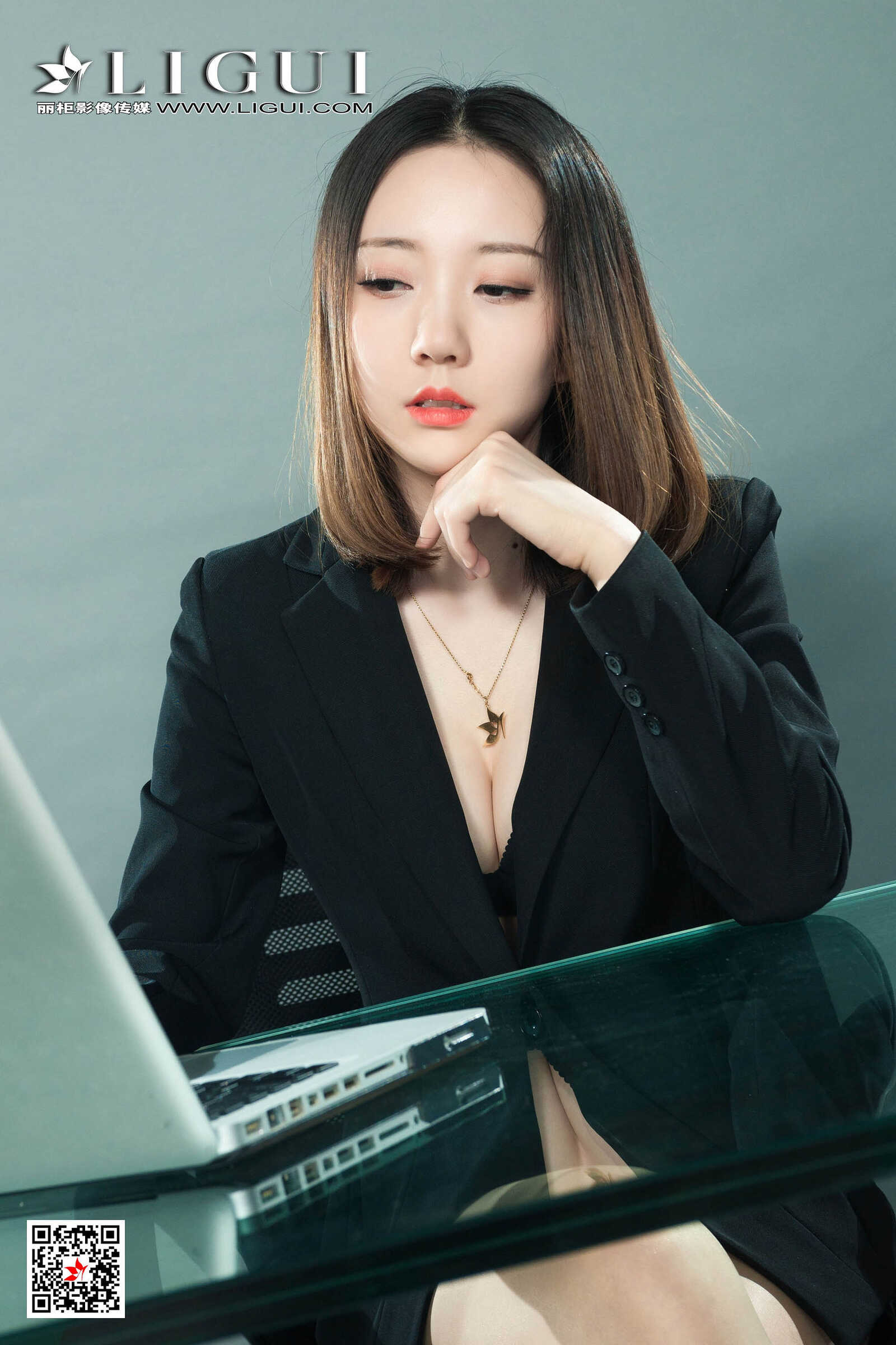 模特小米《肉丝OL女郎》 [丽柜Ligui] 美腿丝足写真第13张