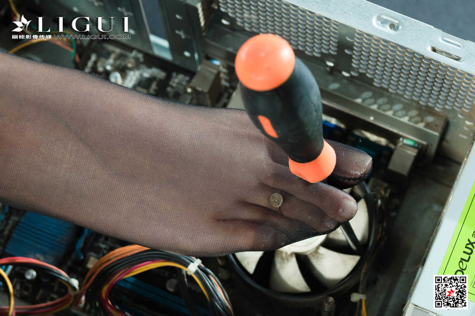 允娜《黑丝吊带牛仔女神》 [丽柜Ligui] 写真集第2张