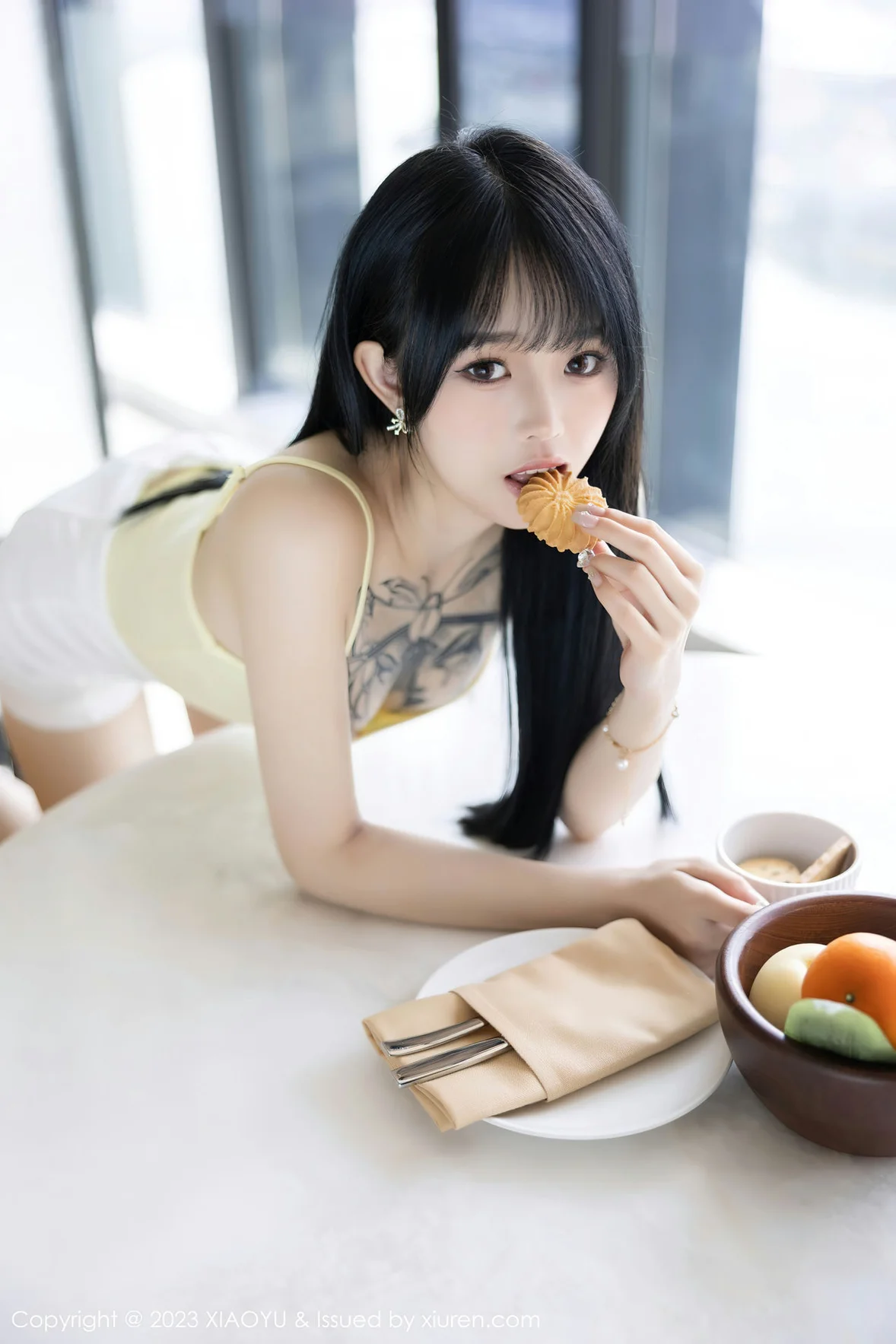  XIAOYU 语画界 Vol.1047 奶瓶. 性感蛋黄色性感写真 [99P]第10张
