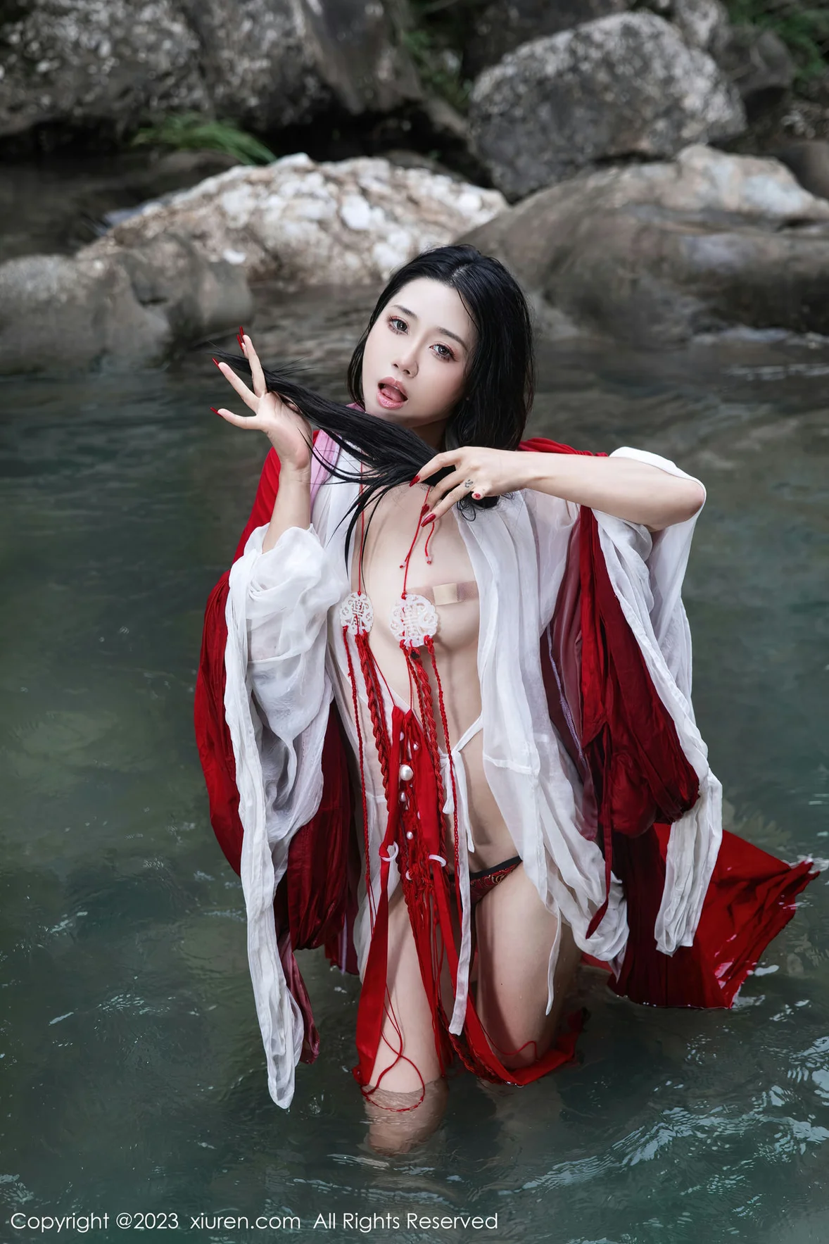  XiuRen 秀人 No.7295 严利娅Yuliya 户外诱惑红色古装性感写真 [90P]第11张