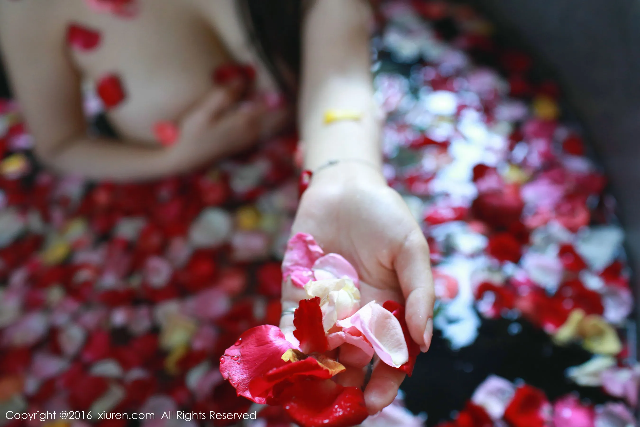  沈蜜桃off《主打是性感的玫瑰浴哦》 秀人网 No.573第10张