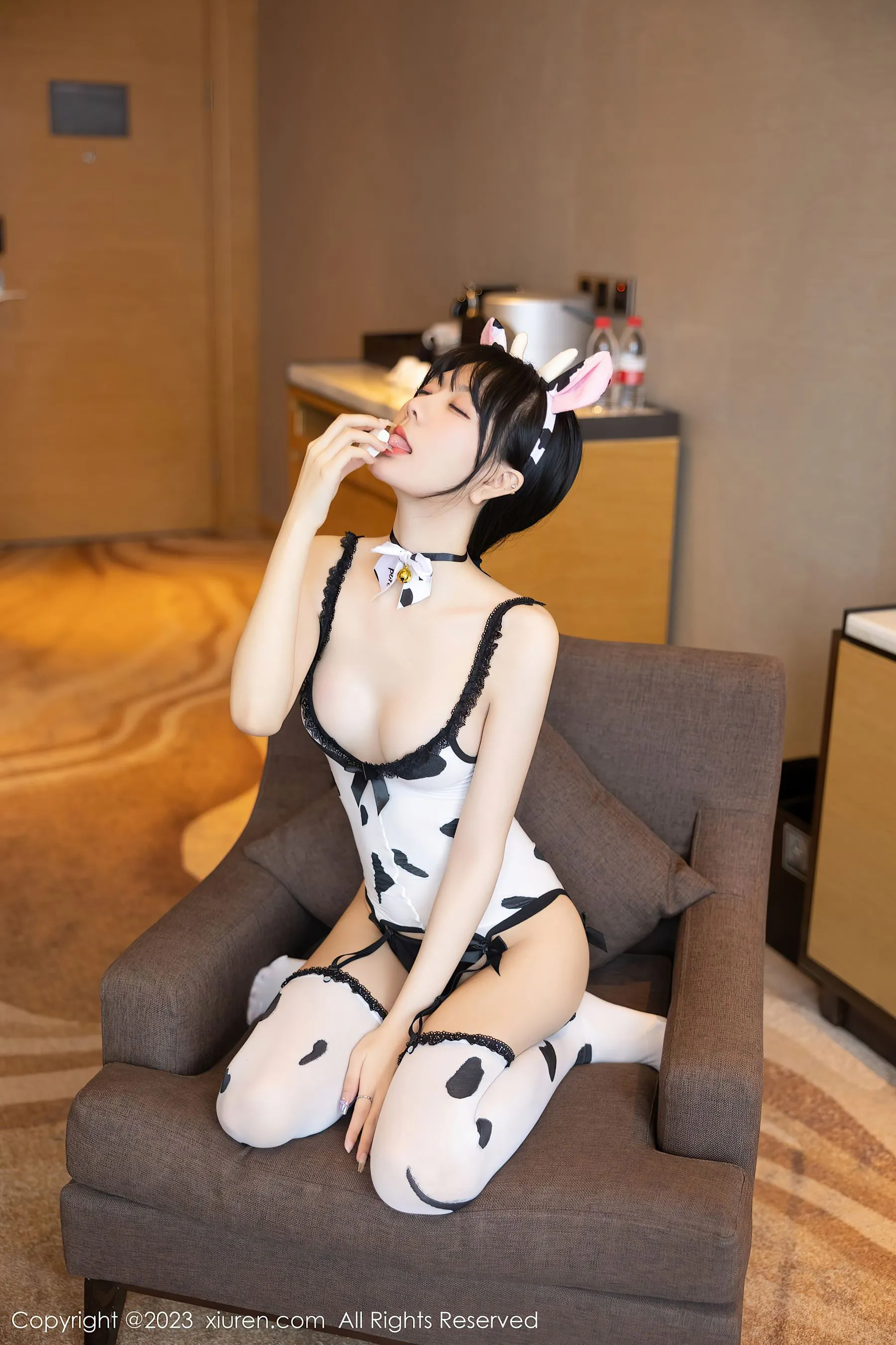  秀人网 No.6774 幼幼 奶牛装美腿第7张