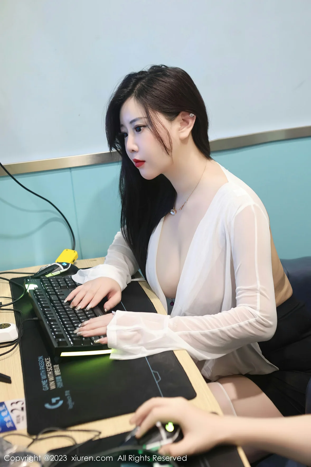  秀人网 No.7373 王婉悠Queen 白色轻透服饰性感写真 [61P]第3张