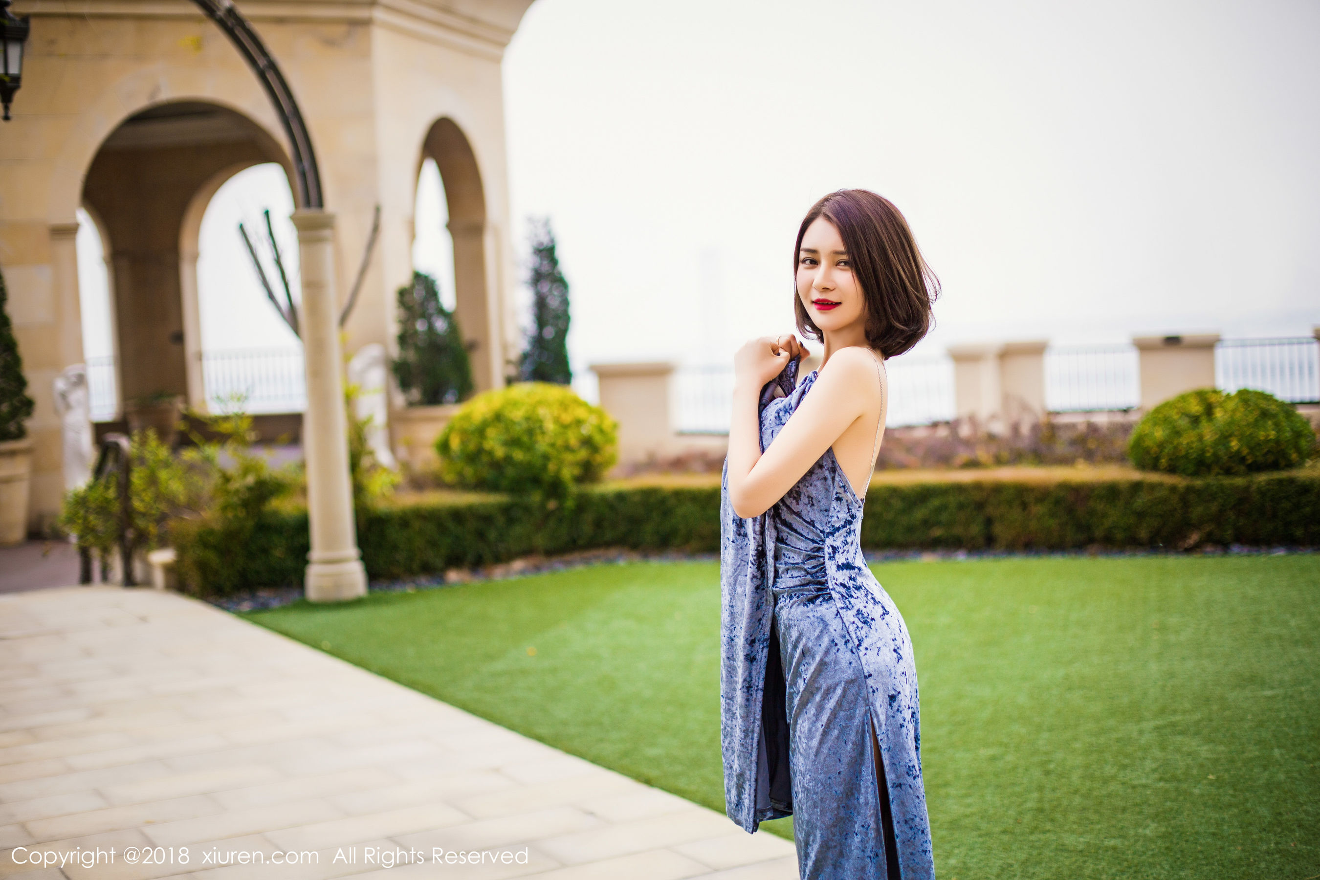  女神@廿十《长裙街拍+内衣+浴袍》 秀人 No.935第2张