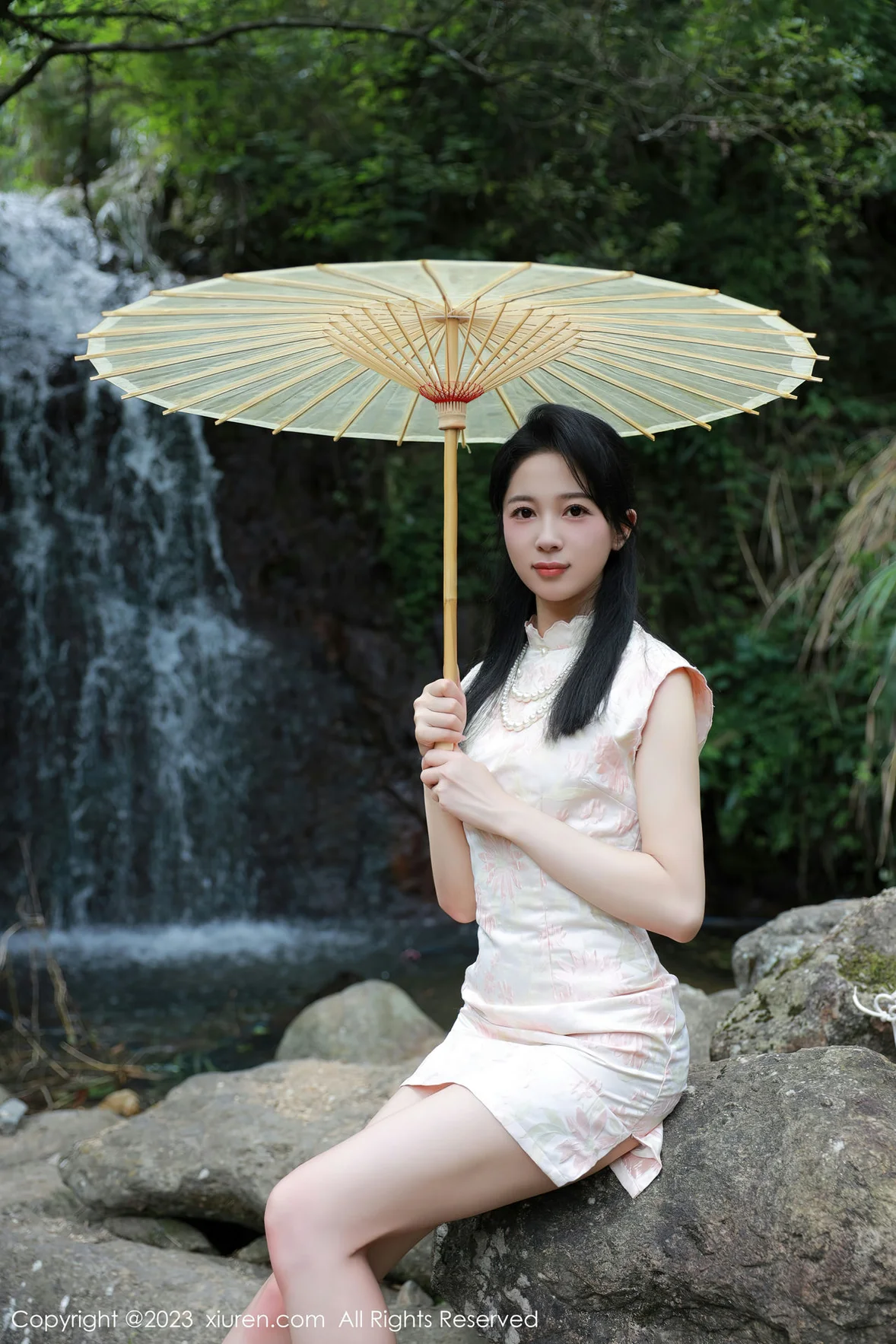  XiuRen 秀人 No.7234 糖豆sisi 户外溪边白色旗袍服饰 [61P]第2张