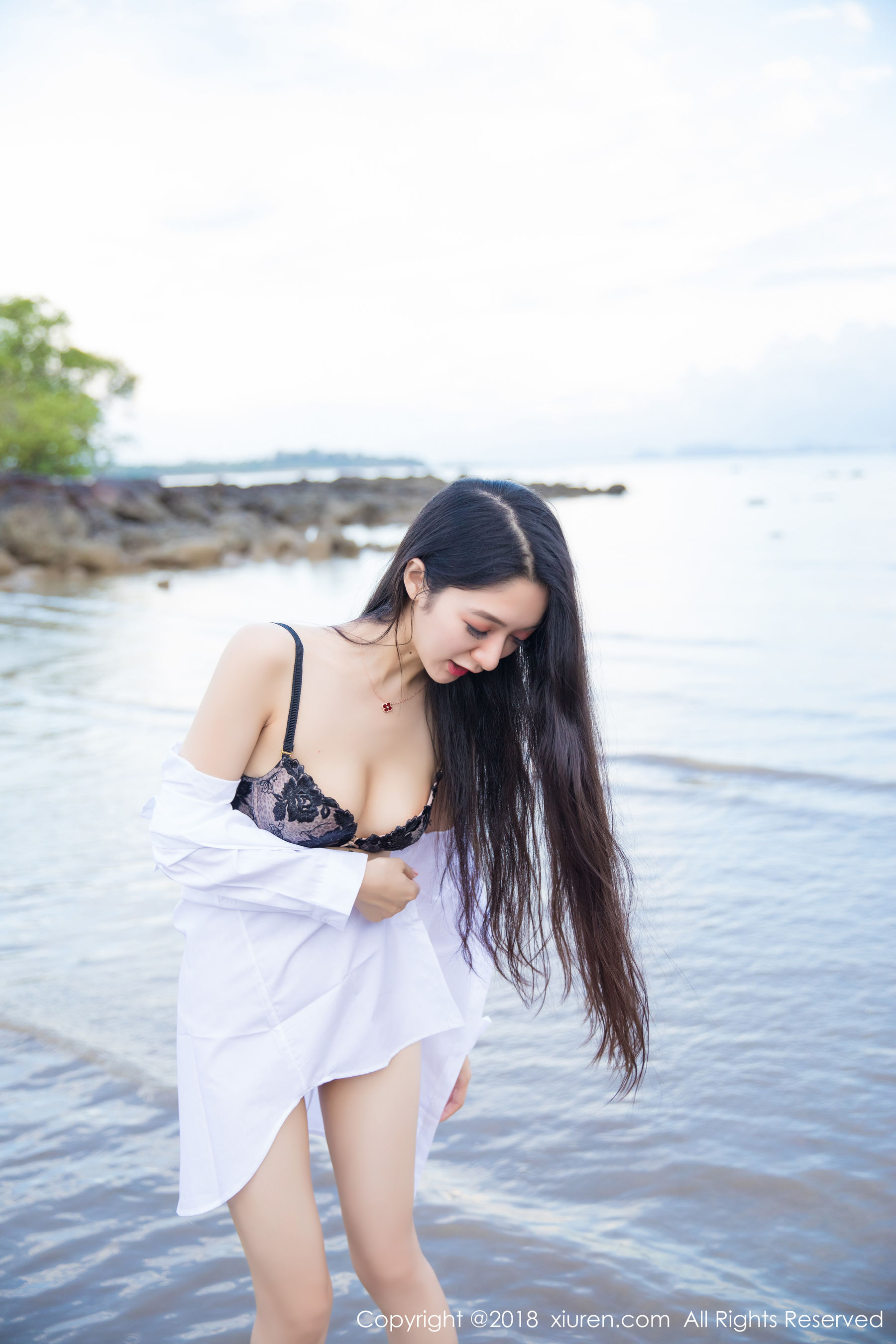 小热巴《白衬衫加蕾丝内衣系列》 XiuRen 秀人网 No.962第8张