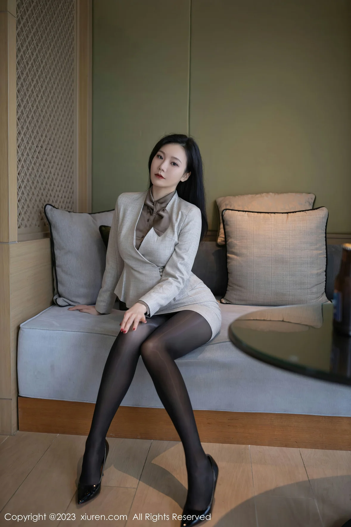  XiuRen 秀人 No.6951 安然anran 灰色职业Ol泰国旅拍 [80P]第1张