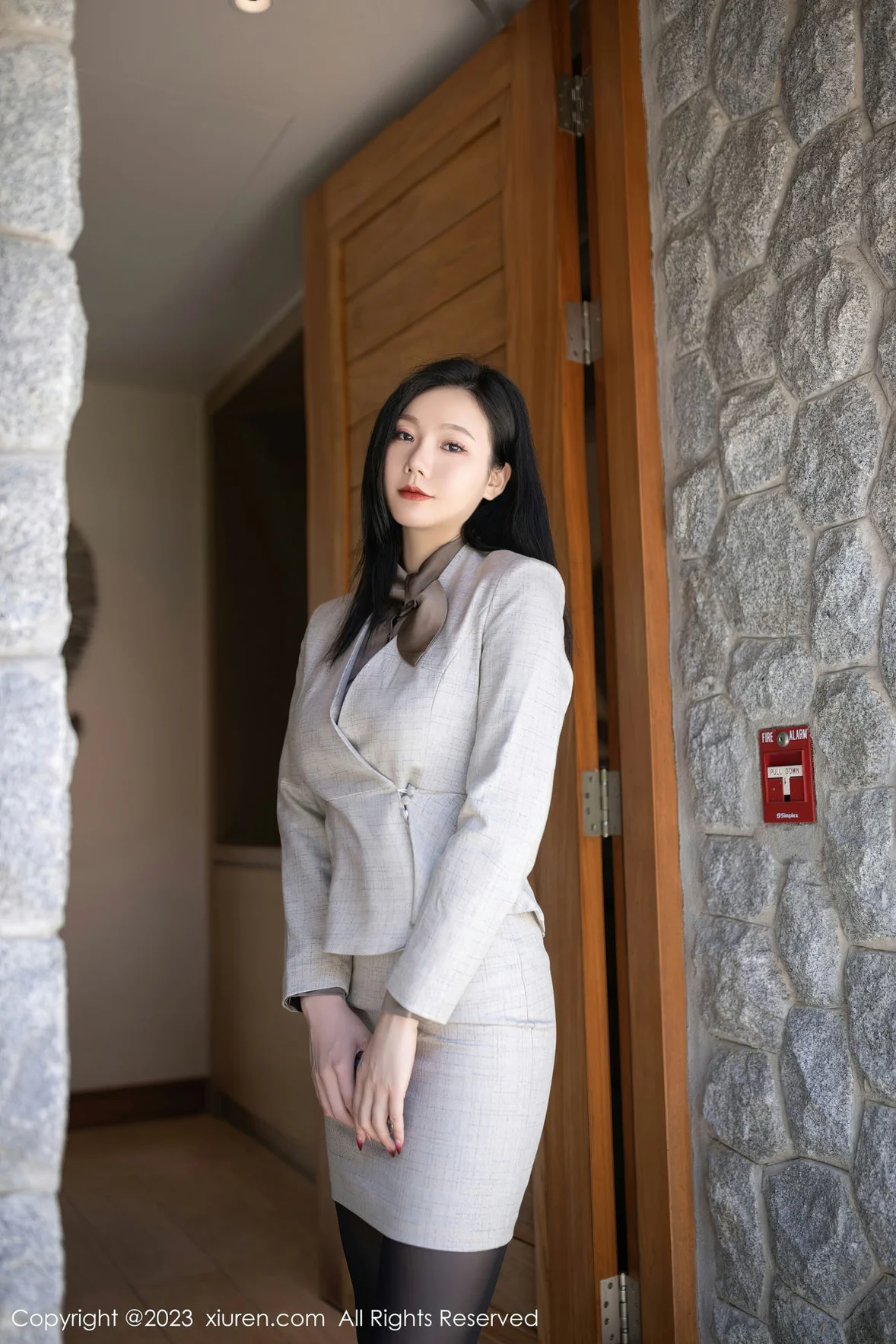  XiuRen 秀人 No.6951 安然anran 灰色职业Ol泰国旅拍 [80P]第1张