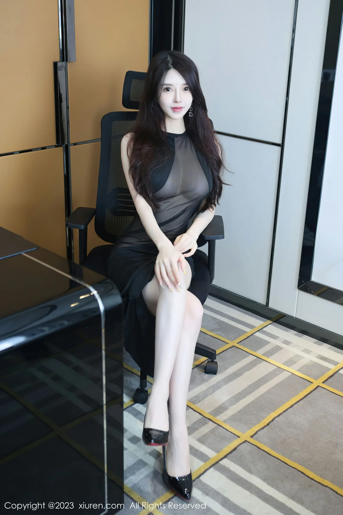  XiuRen 秀人 No.6937 玉兔miki 黑色薄纱连衣短裙性感写真 [82P]第1张