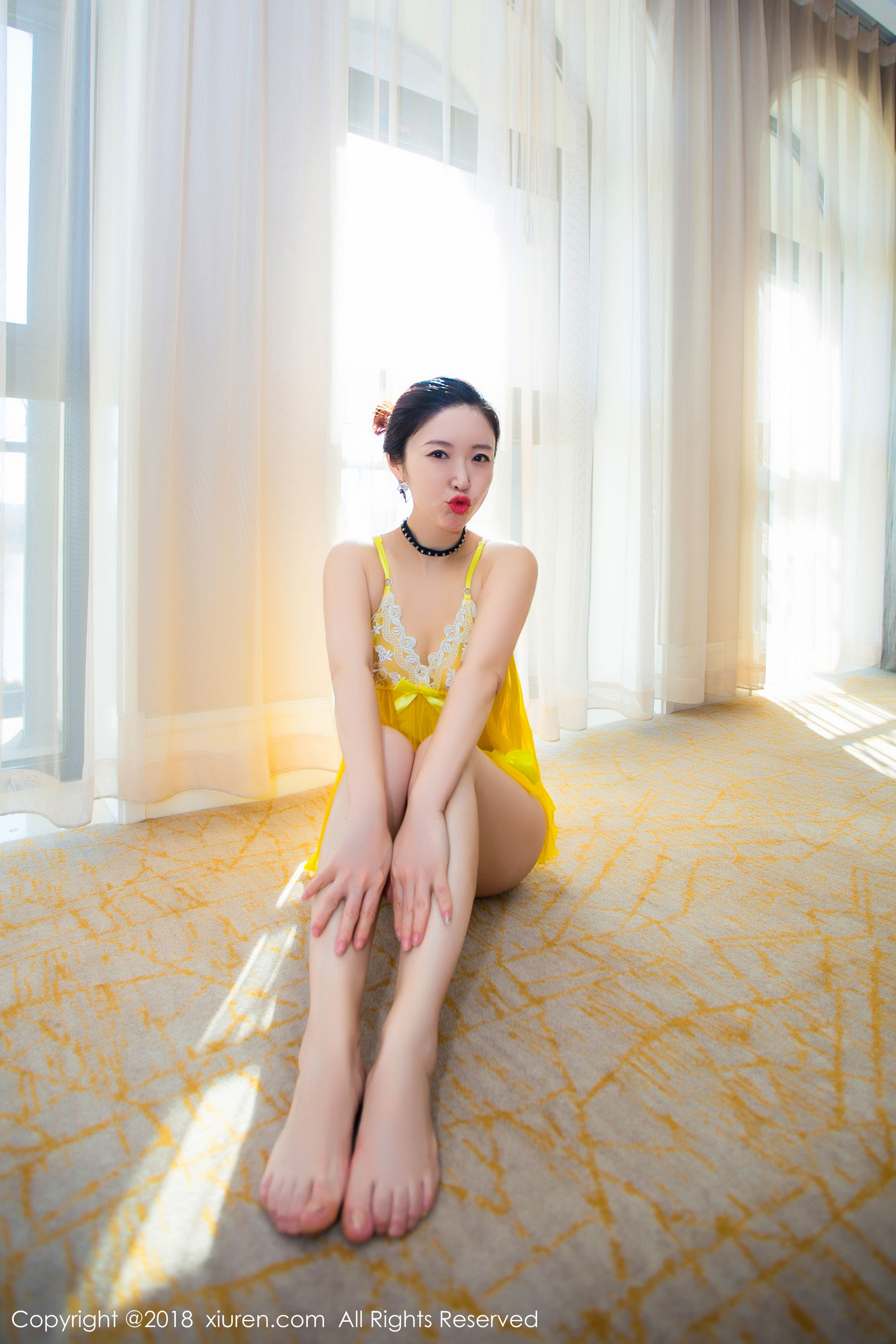  西希白兔《女仆装与透视吊带系列》 秀人 No.903第10张