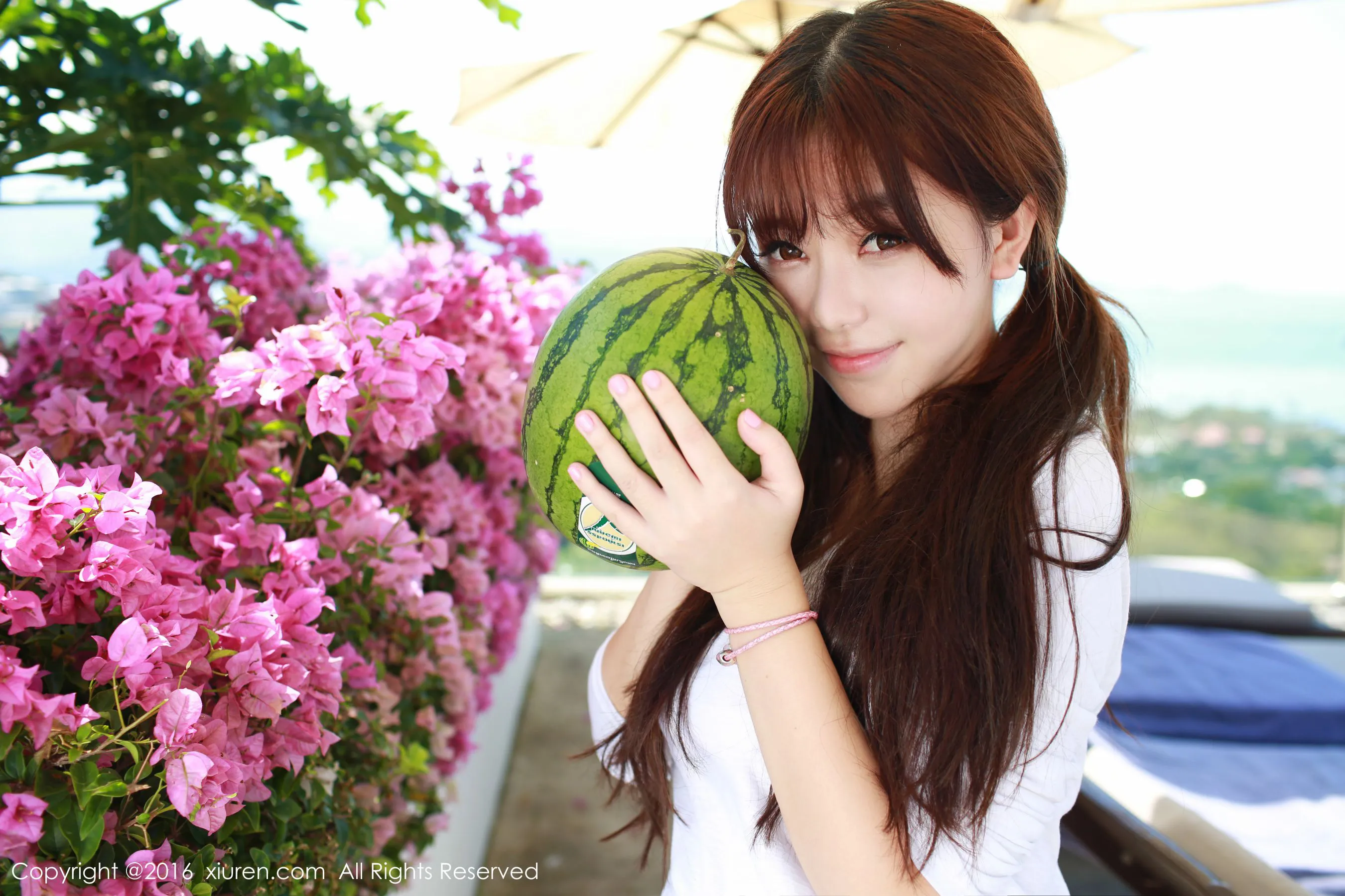 刘飞儿Faye《西瓜+牛仔超短裙+针织内衣》 秀人网 No.490第2张