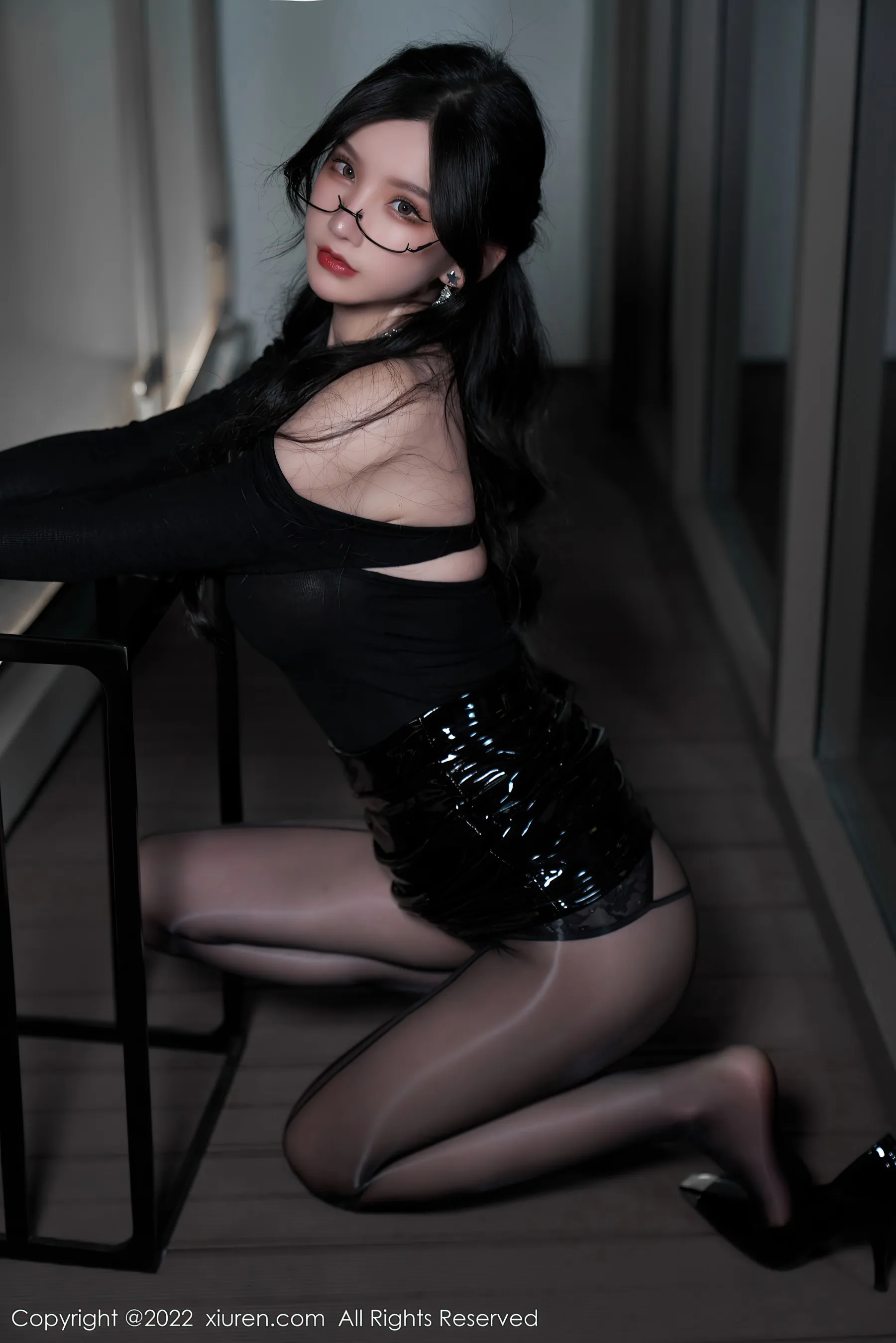  秀人网 No.4843 周于希Sally 黑丝美臀酥胸半露写真第23张