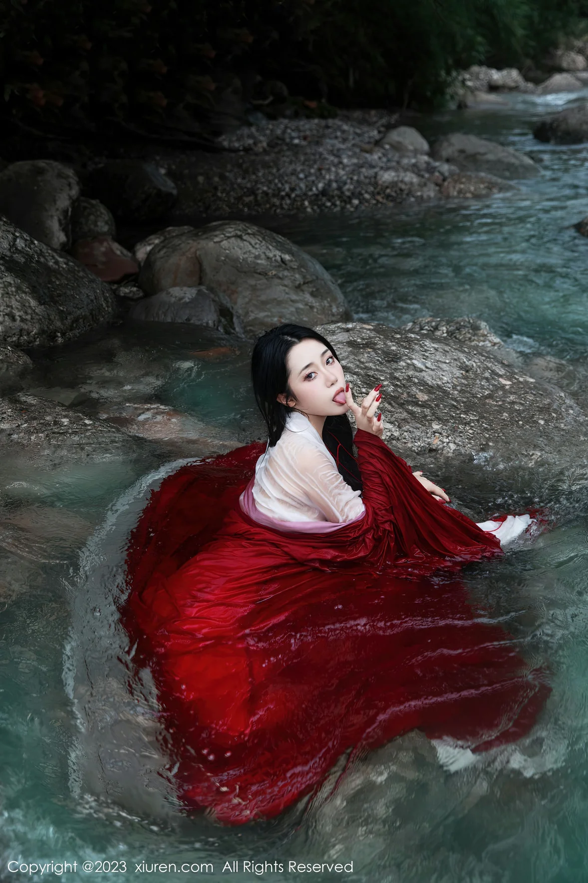  XiuRen 秀人 No.7295 严利娅Yuliya 户外诱惑红色古装性感写真 [90P]第15张