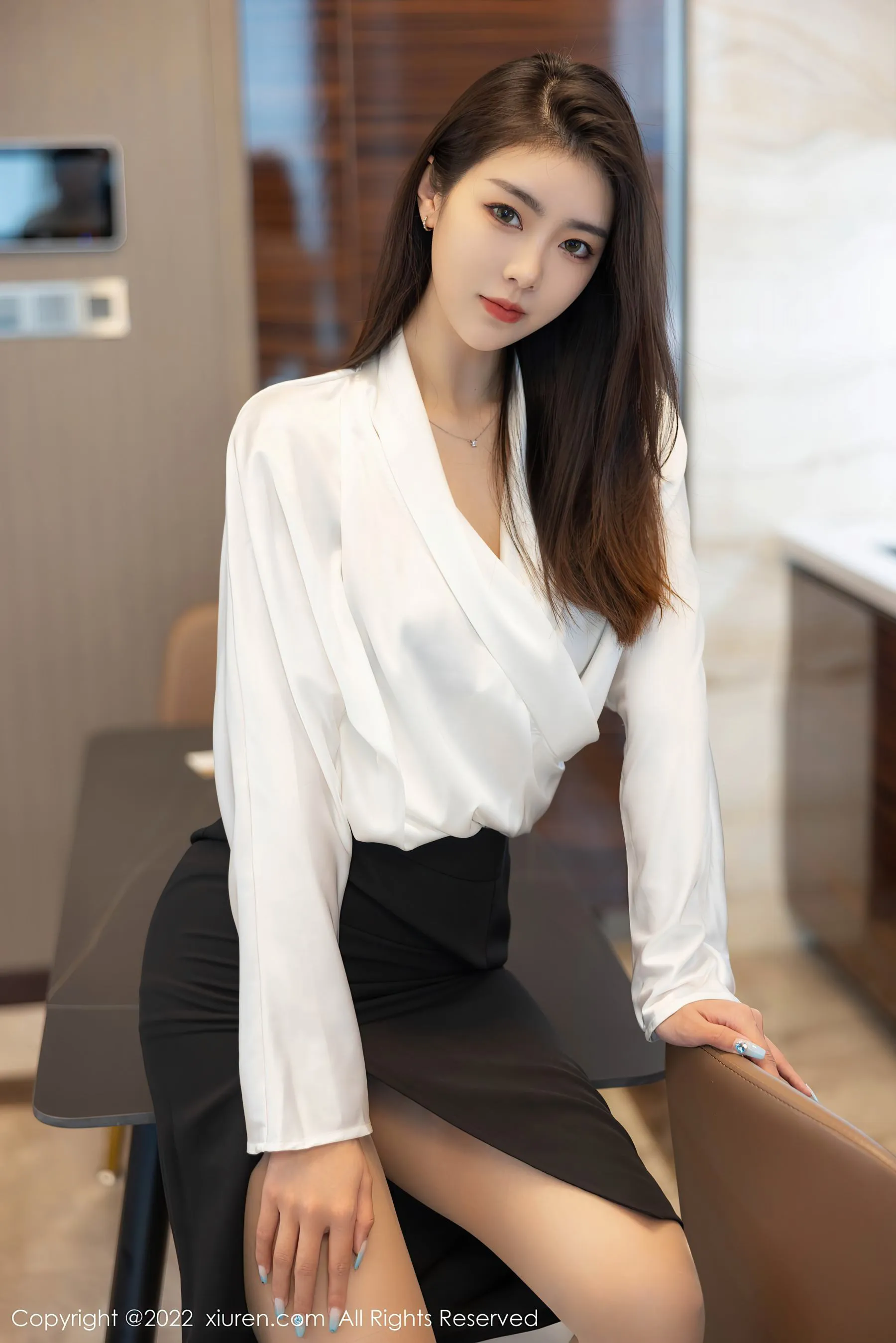  秀人网 No.4869 可樂Vicky 长发美女丝袜美腿写真第7张