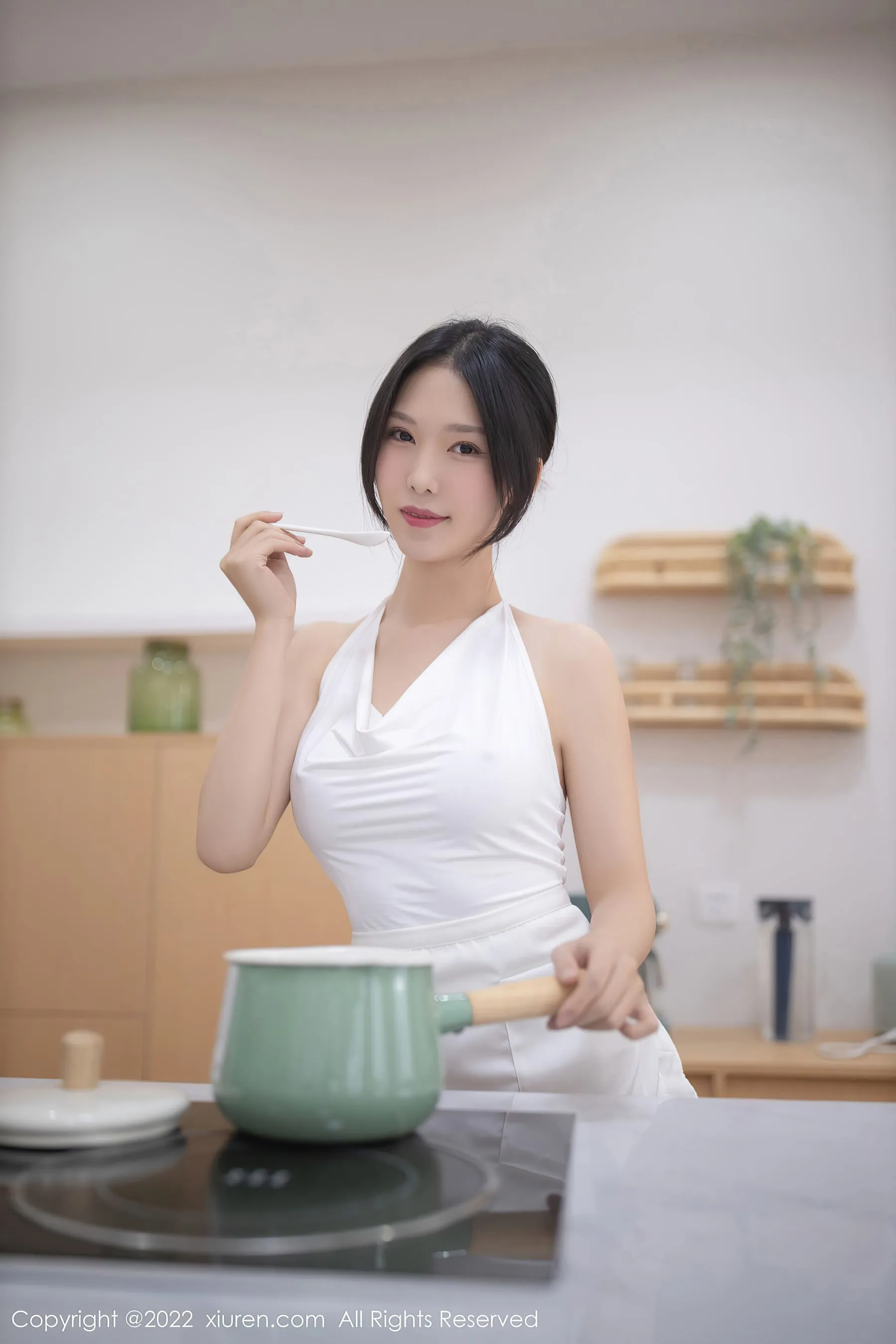  秀人网 No.4861 利世 厨娘美腿写真第5张