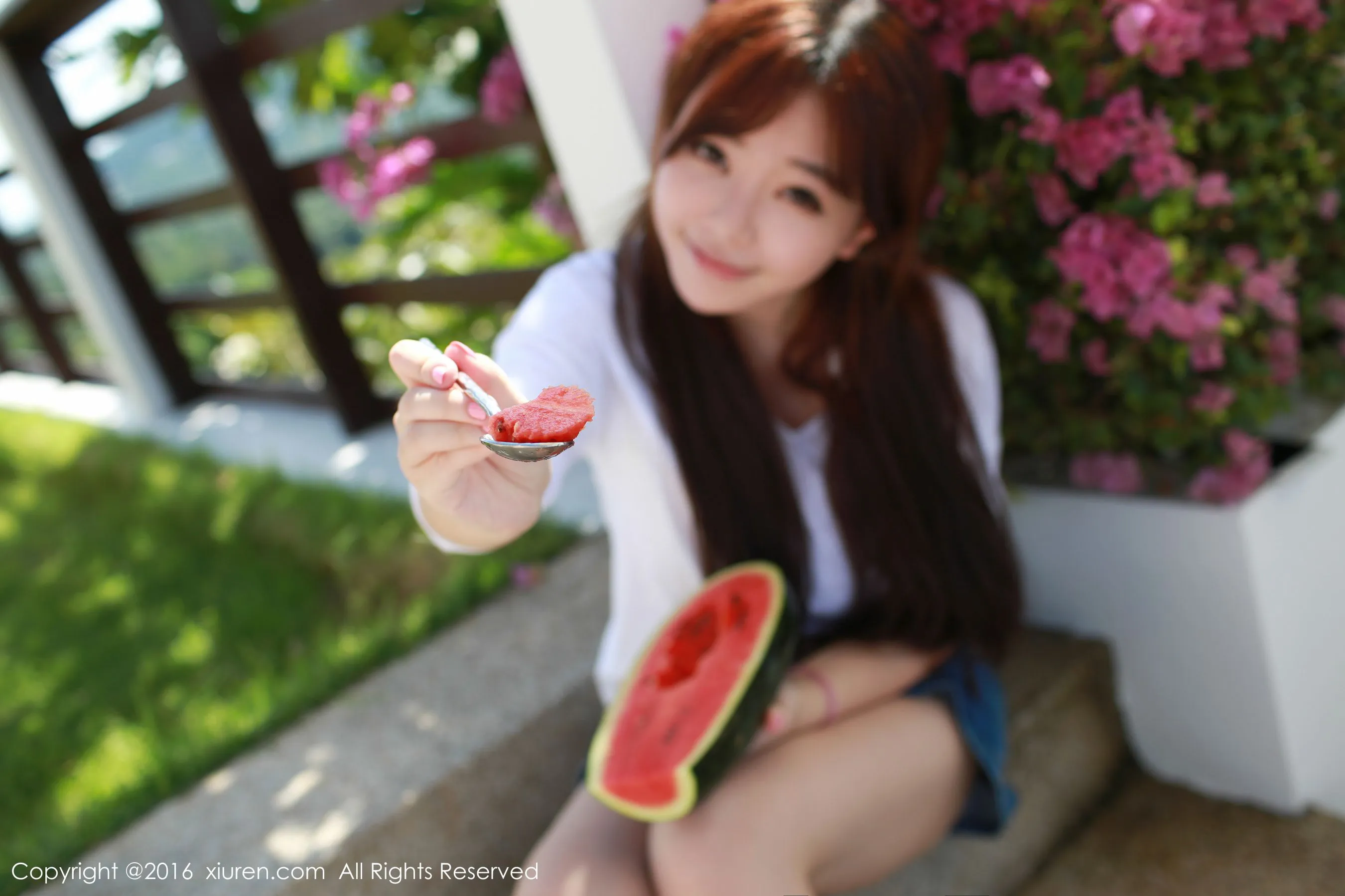 刘飞儿Faye《西瓜+牛仔超短裙+针织内衣》 秀人网 No.490第4张