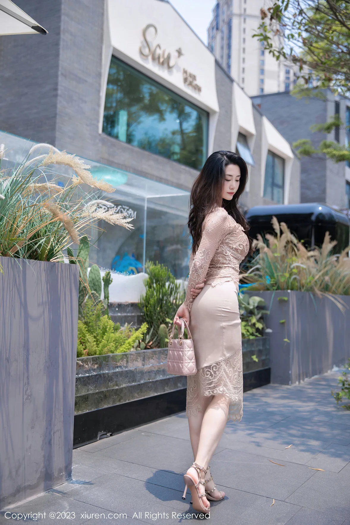  XiuRen 秀人 No.7216 严利娅Yuliya 杏色连衣长裙性感写真 [90P]第3张