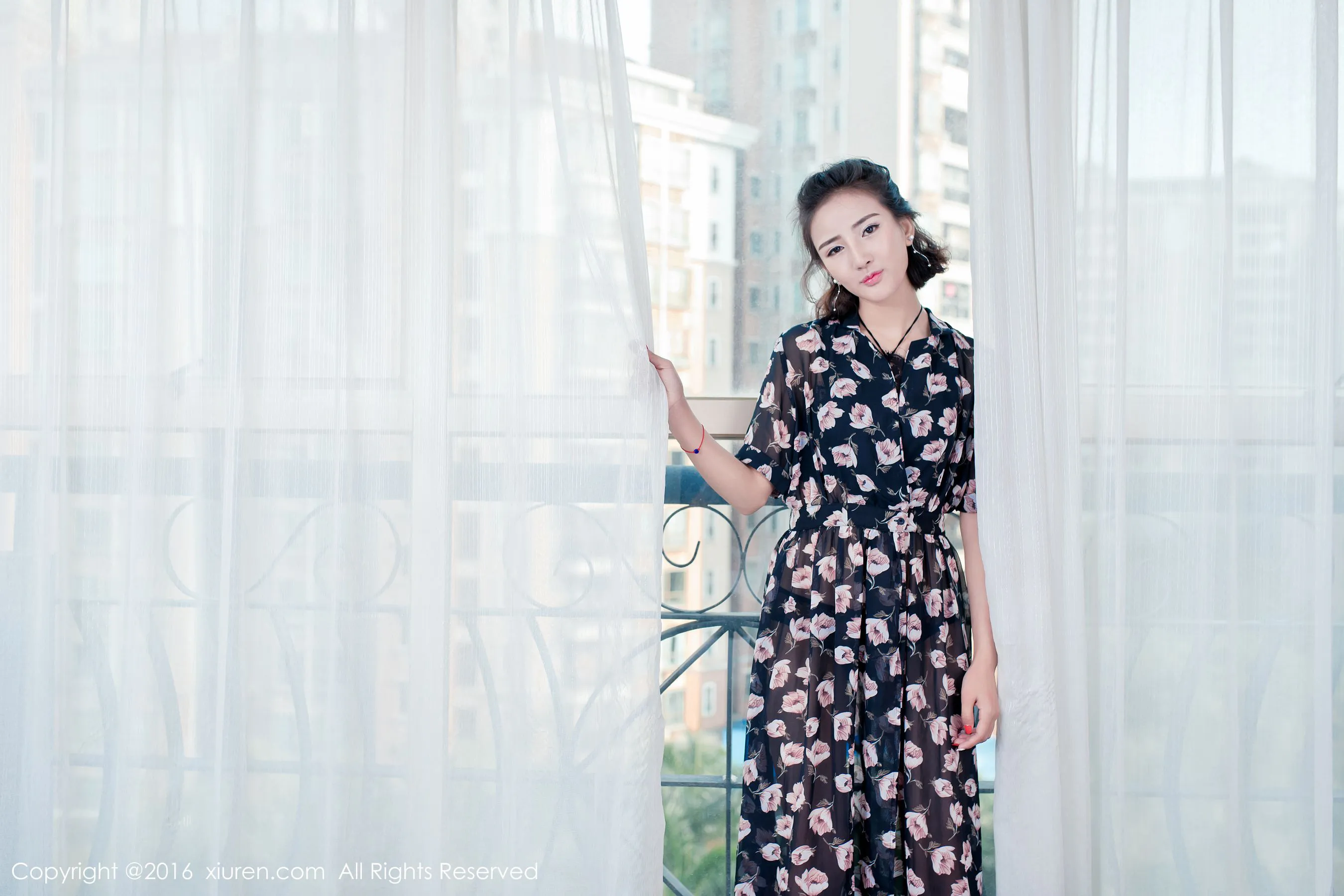 梅哥《集性感、时尚、丝袜美腿一身的秀气妹子》 秀人网 No.561第1张