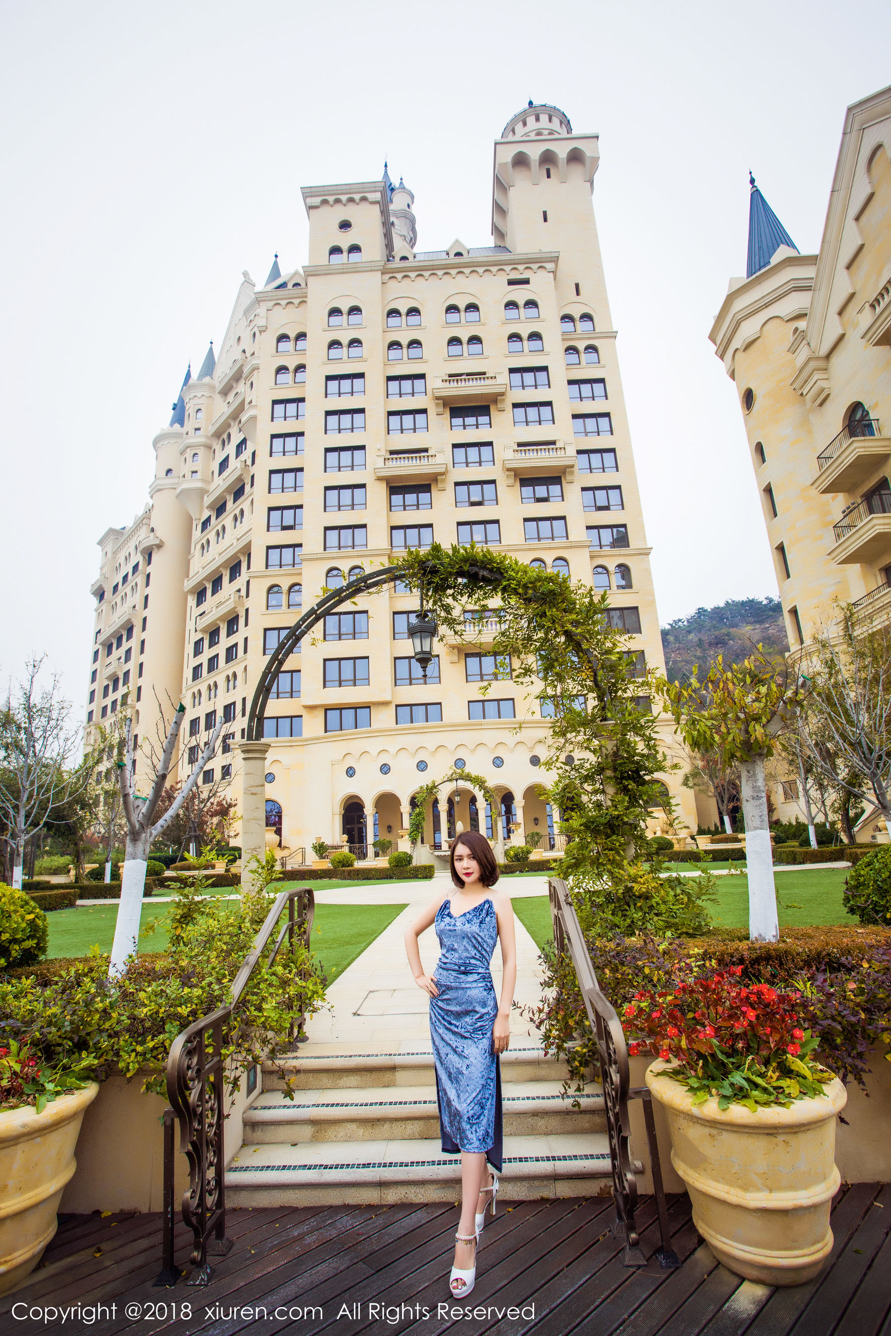  女神@廿十《长裙街拍+内衣+浴袍》 秀人 No.935第7张