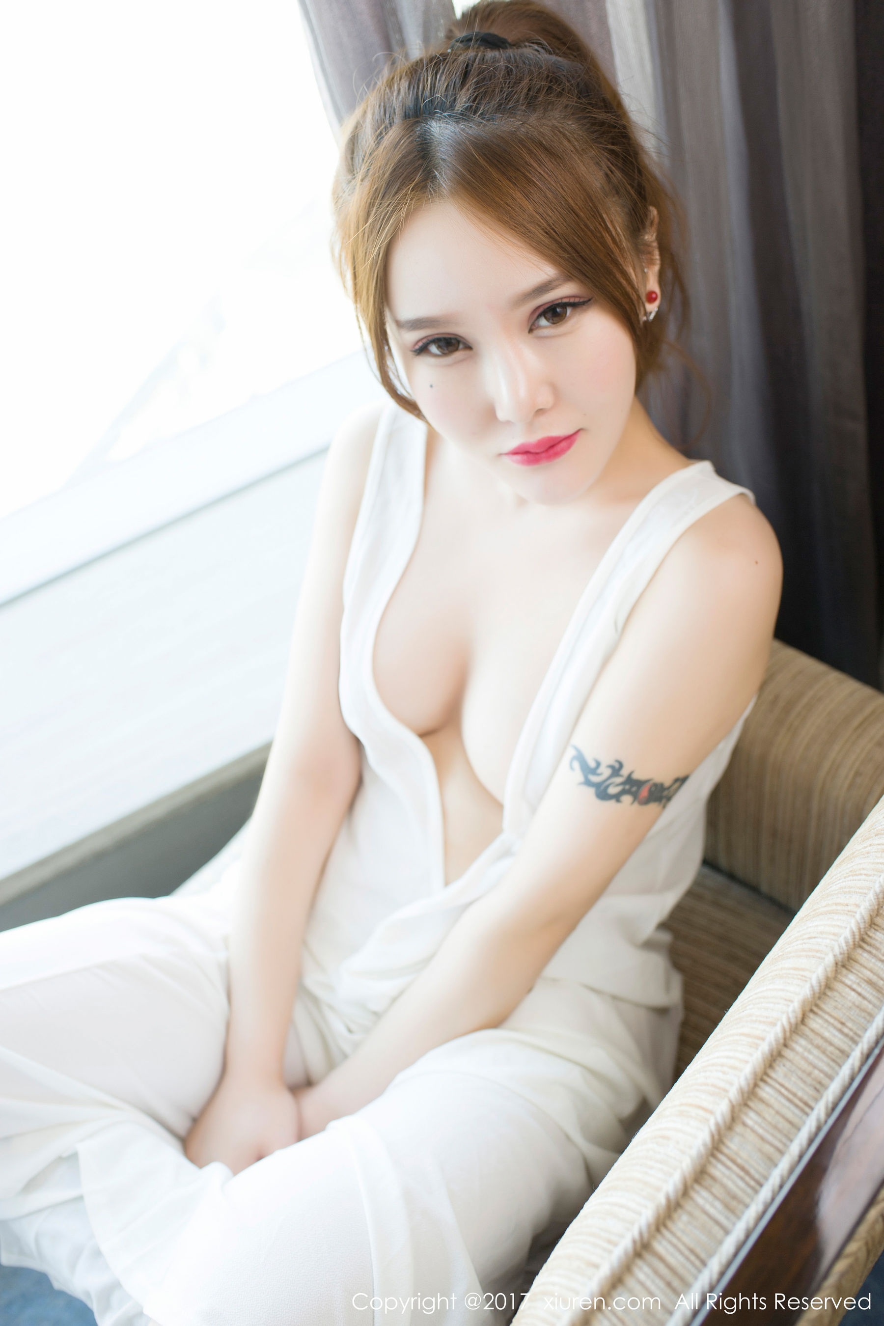 佑熙《诱惑圆润曲线优美的小姑娘》 XiuRen 秀人网 NO.811第14张