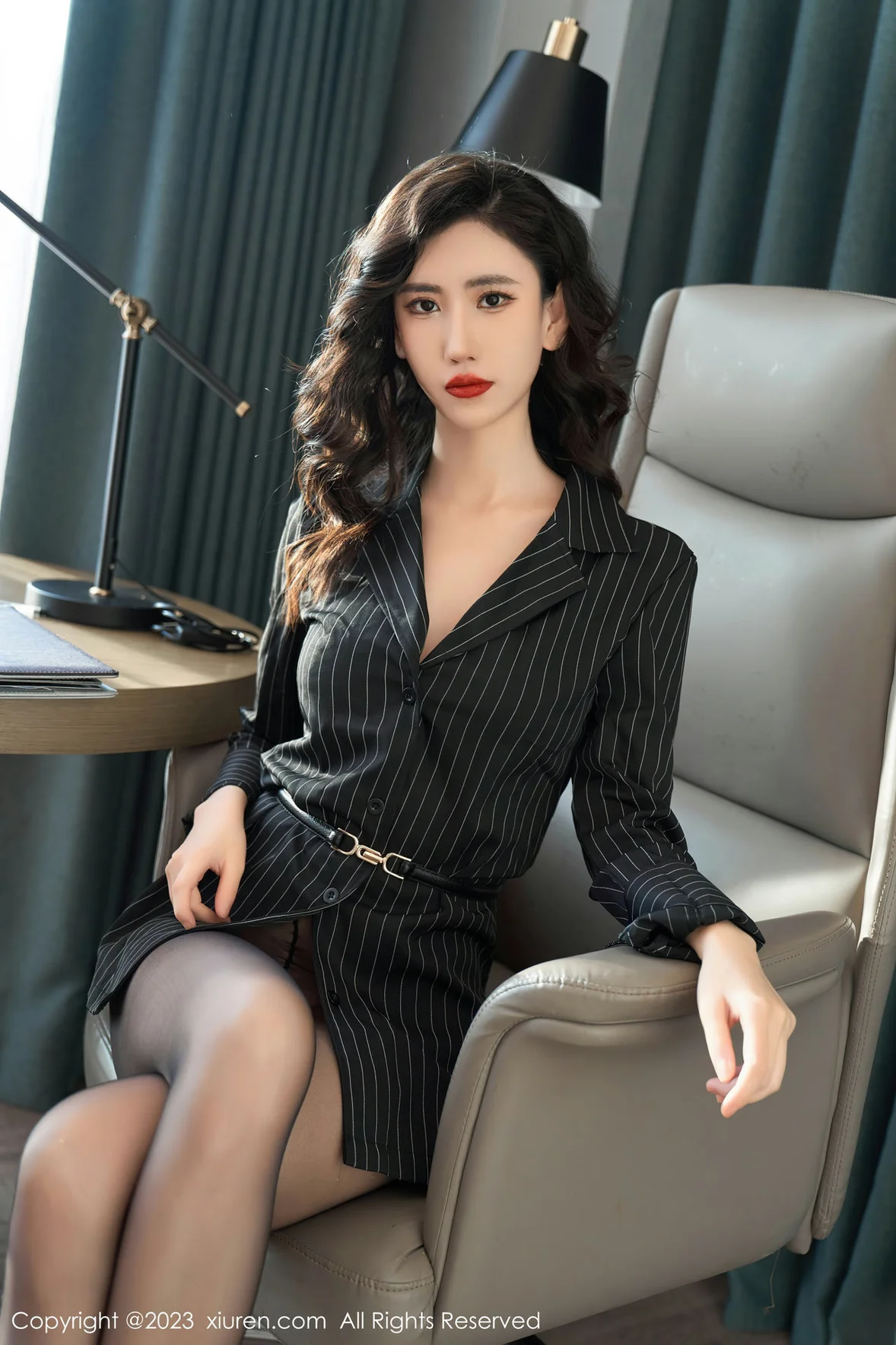  XiuRen 秀人 No.6860 章芃芃 黑色条纹上衣首套写真 [91P]第3张