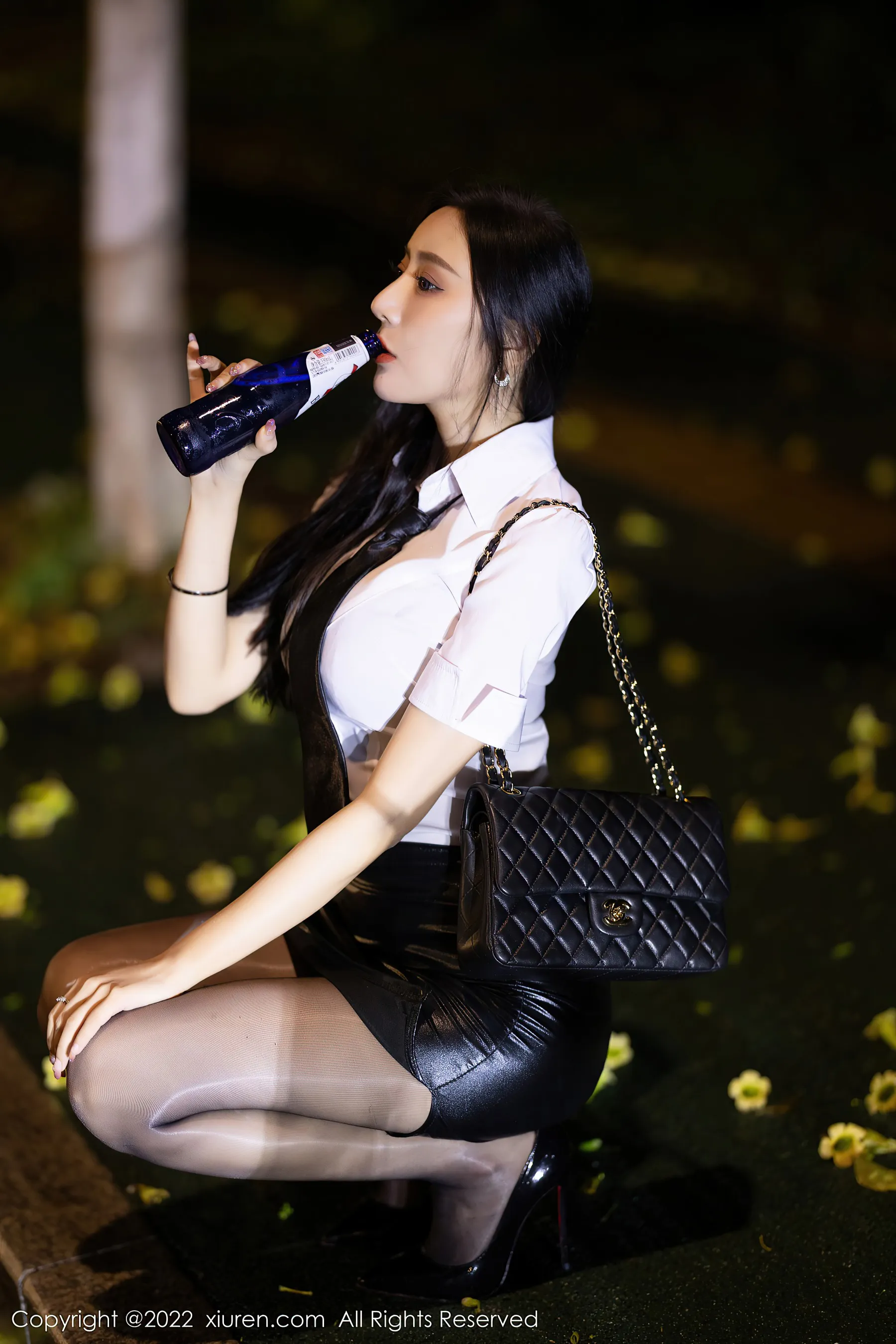  秀人网 No.4879 王馨瑶yanni 黑丝美腿短裙私拍第16张