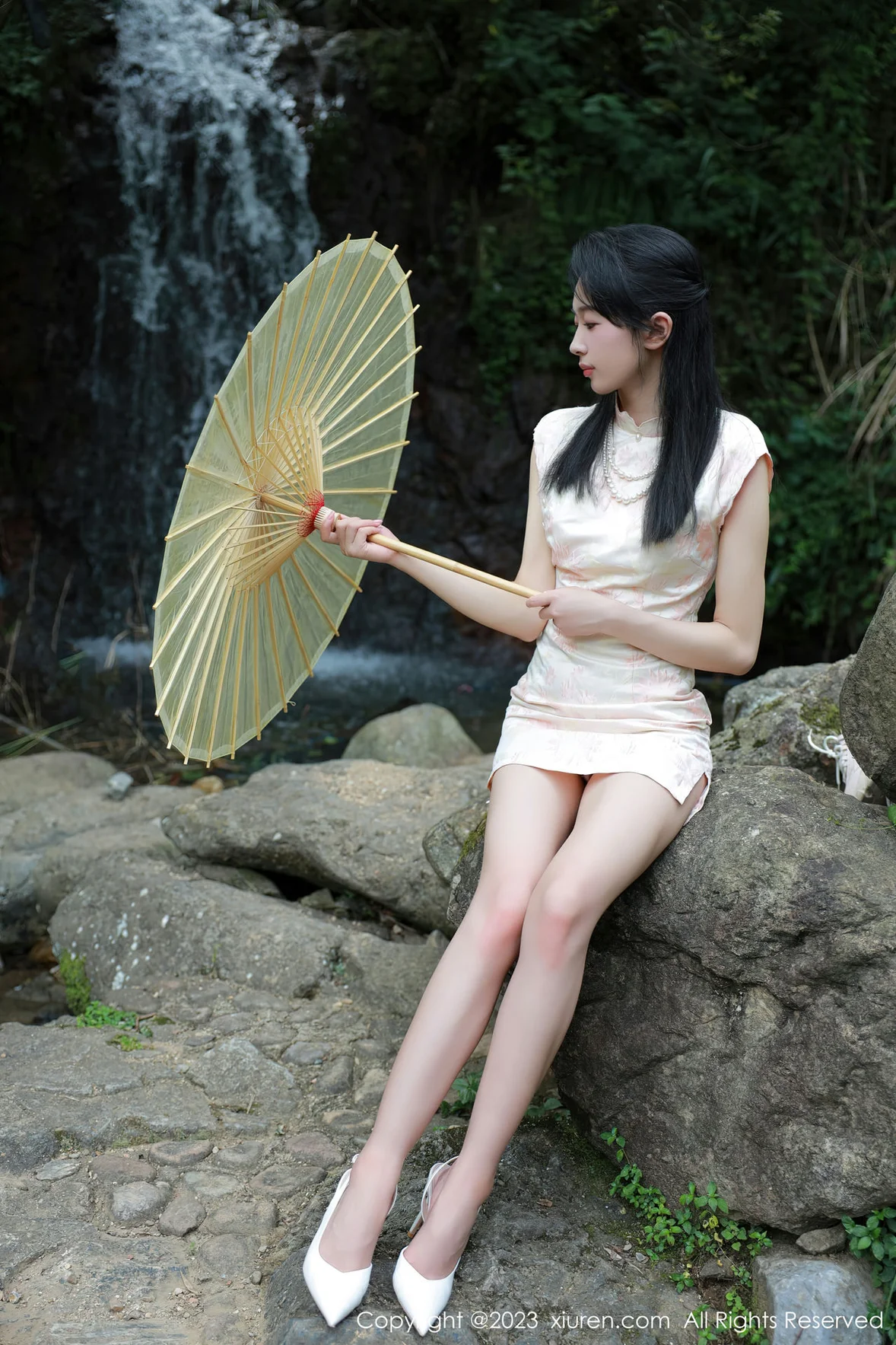  XiuRen 秀人 No.7234 糖豆sisi 户外溪边白色旗袍服饰 [61P]第3张