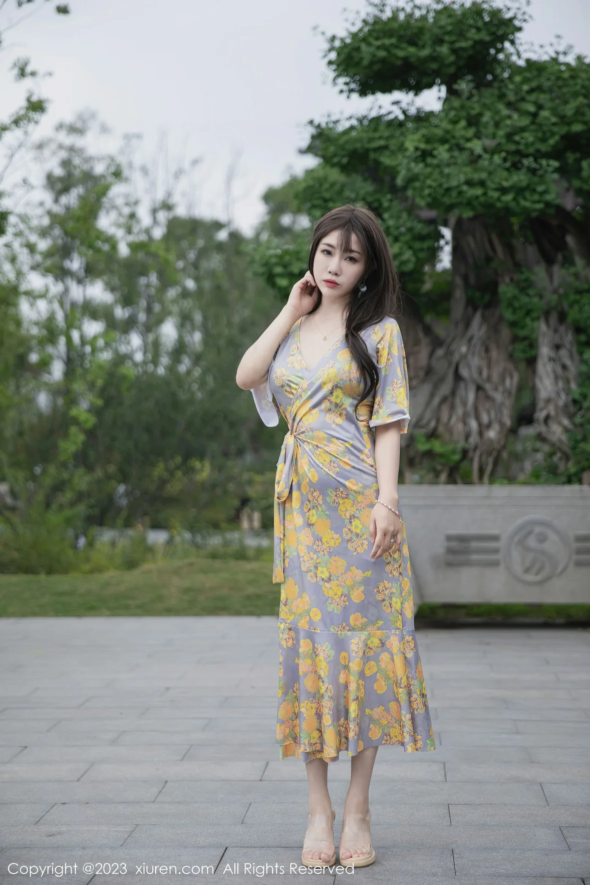  XiuRen 秀人 No.6949 严利娅Yuliya 黄灰色睡裙性感写真 [85P]第3张