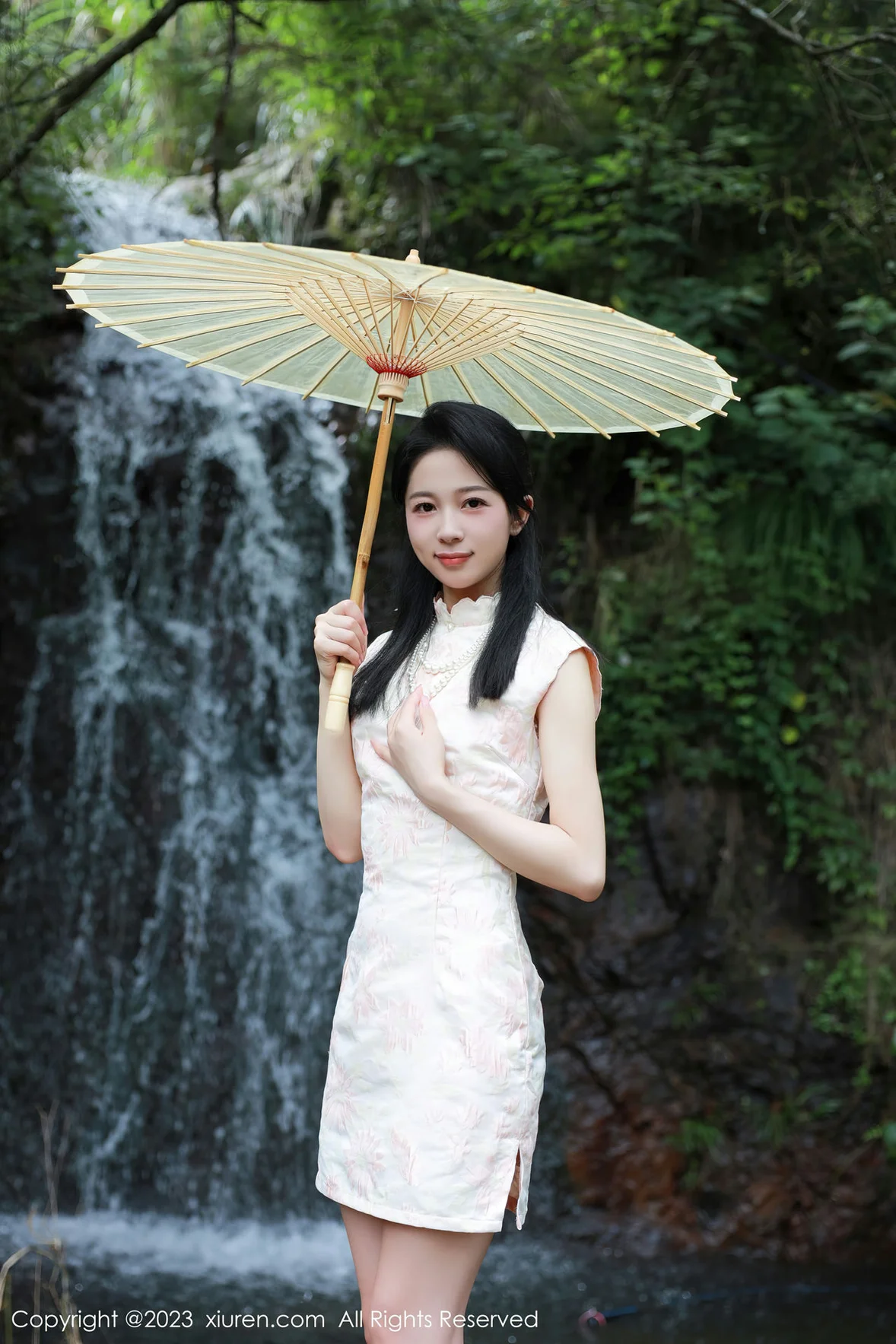  XiuRen 秀人 No.7234 糖豆sisi 户外溪边白色旗袍服饰 [61P]第2张