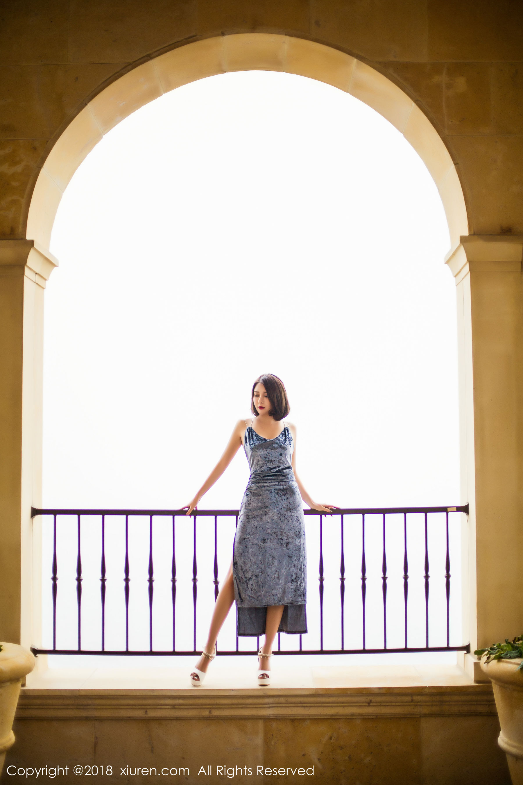 女神@廿十《长裙街拍+内衣+浴袍》 秀人 No.935第6张