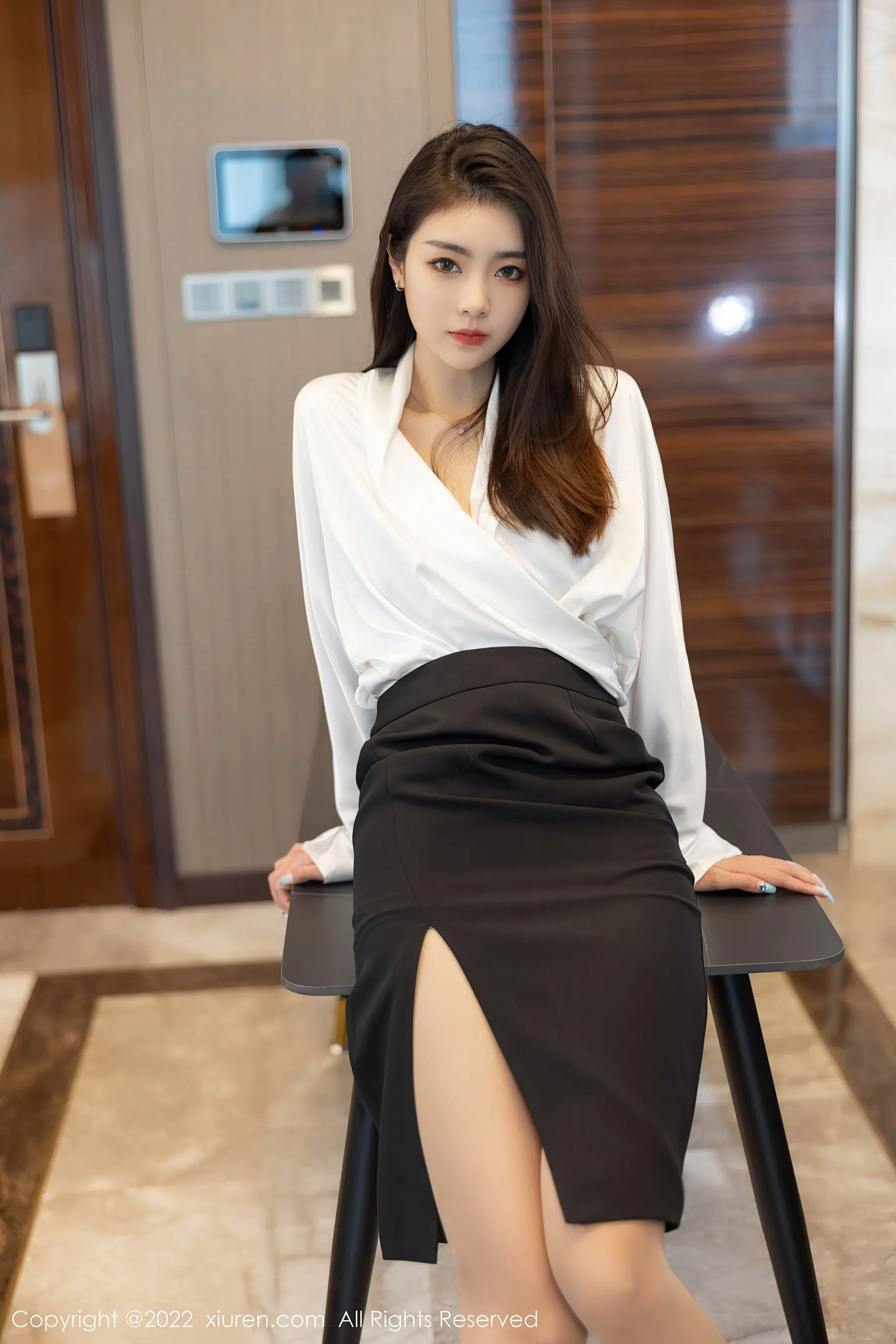  秀人网 No.4869 可樂Vicky 长发美女丝袜美腿写真第6张