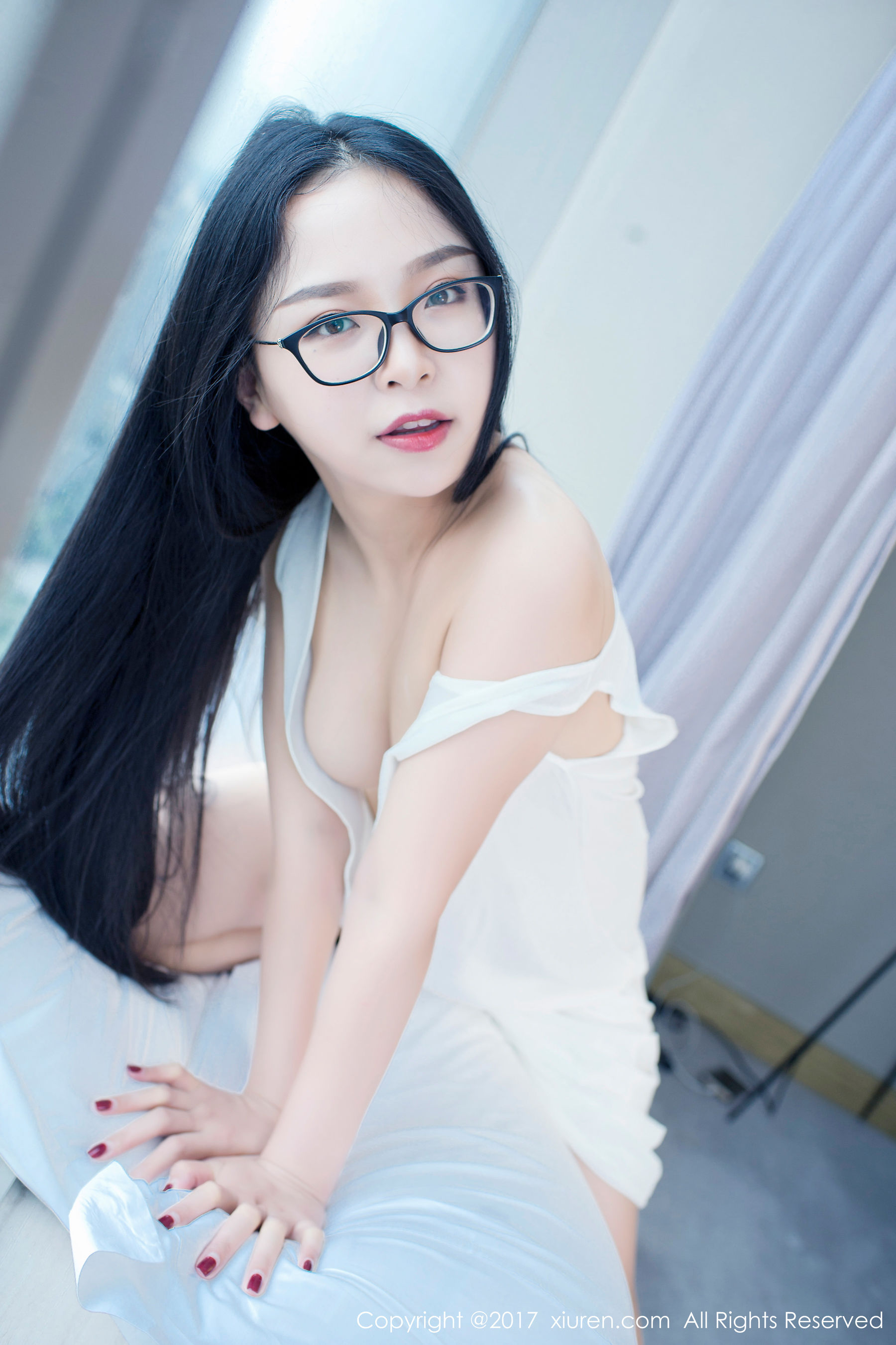 智齿小模特@花花李《深V连衣裙+死库水》 秀人网XIUREN No.772第3张