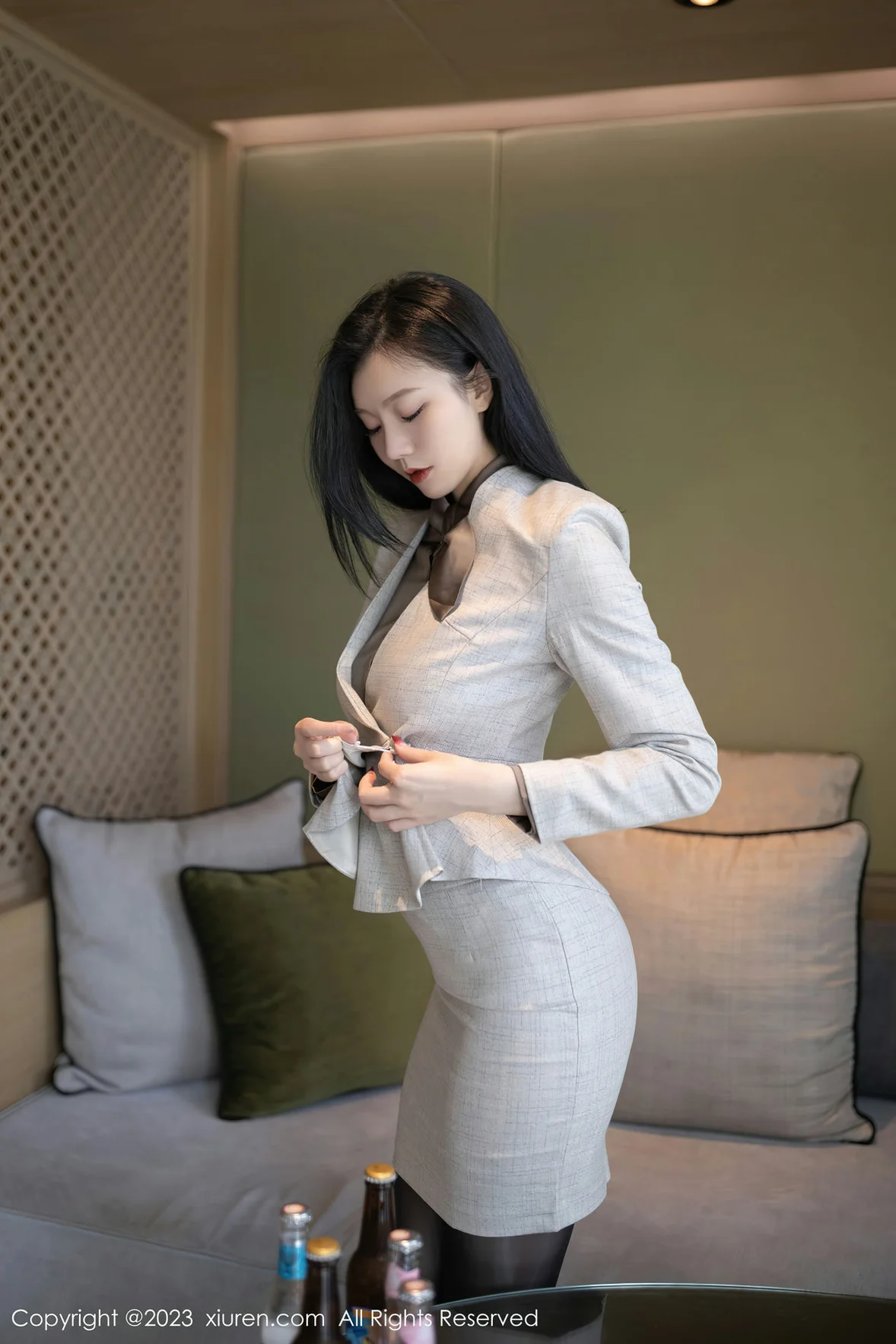  XiuRen 秀人 No.6951 安然anran 灰色职业Ol泰国旅拍 [80P]第2张