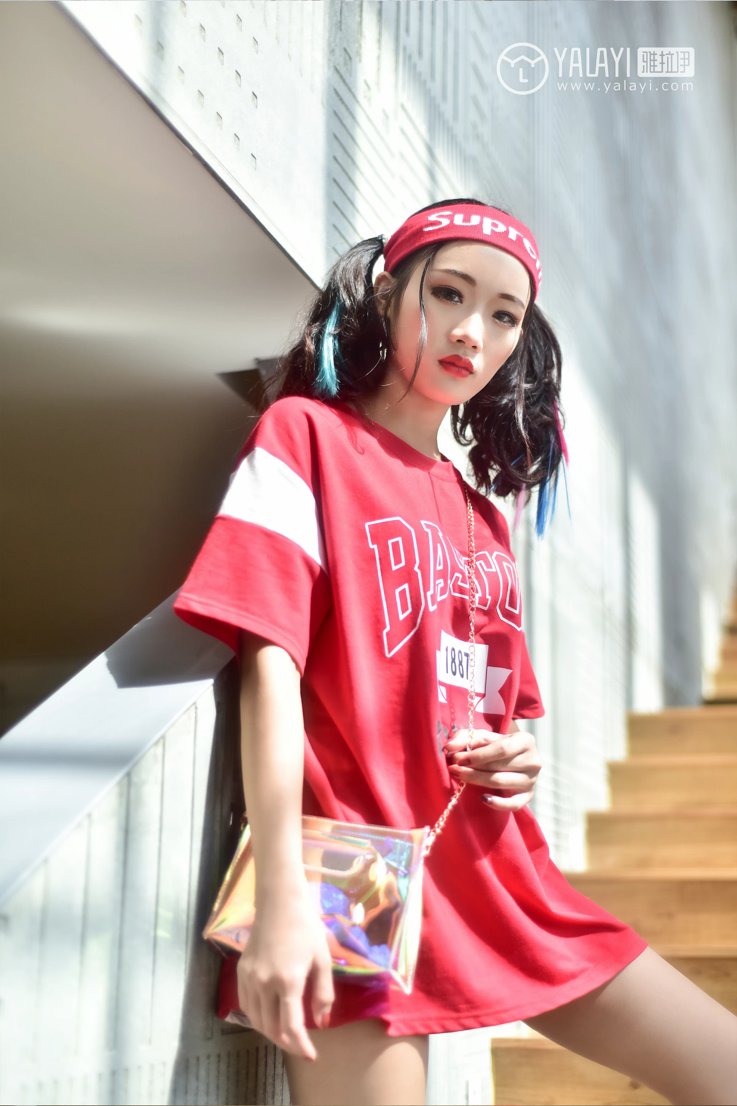[YALAYI雅拉伊]NO.031 周末时光 兔洱 红色短袖加牛仔热裤性感私房写真集第10张
