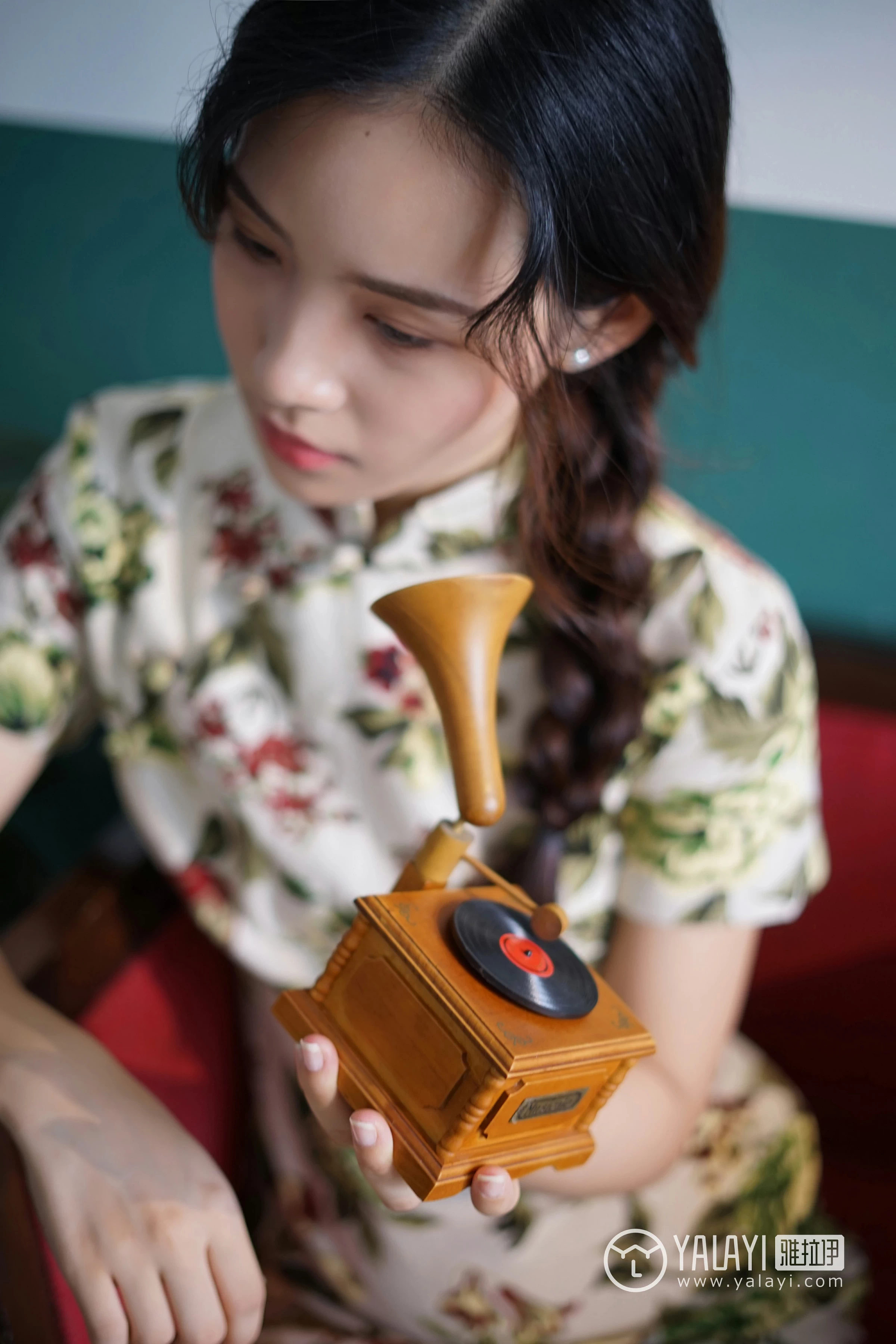 [YALAYI雅拉伊]NO.034 初见 卡柔 白色紧身旗袍与黑色吊带连衣裙性感私房写真集第6张