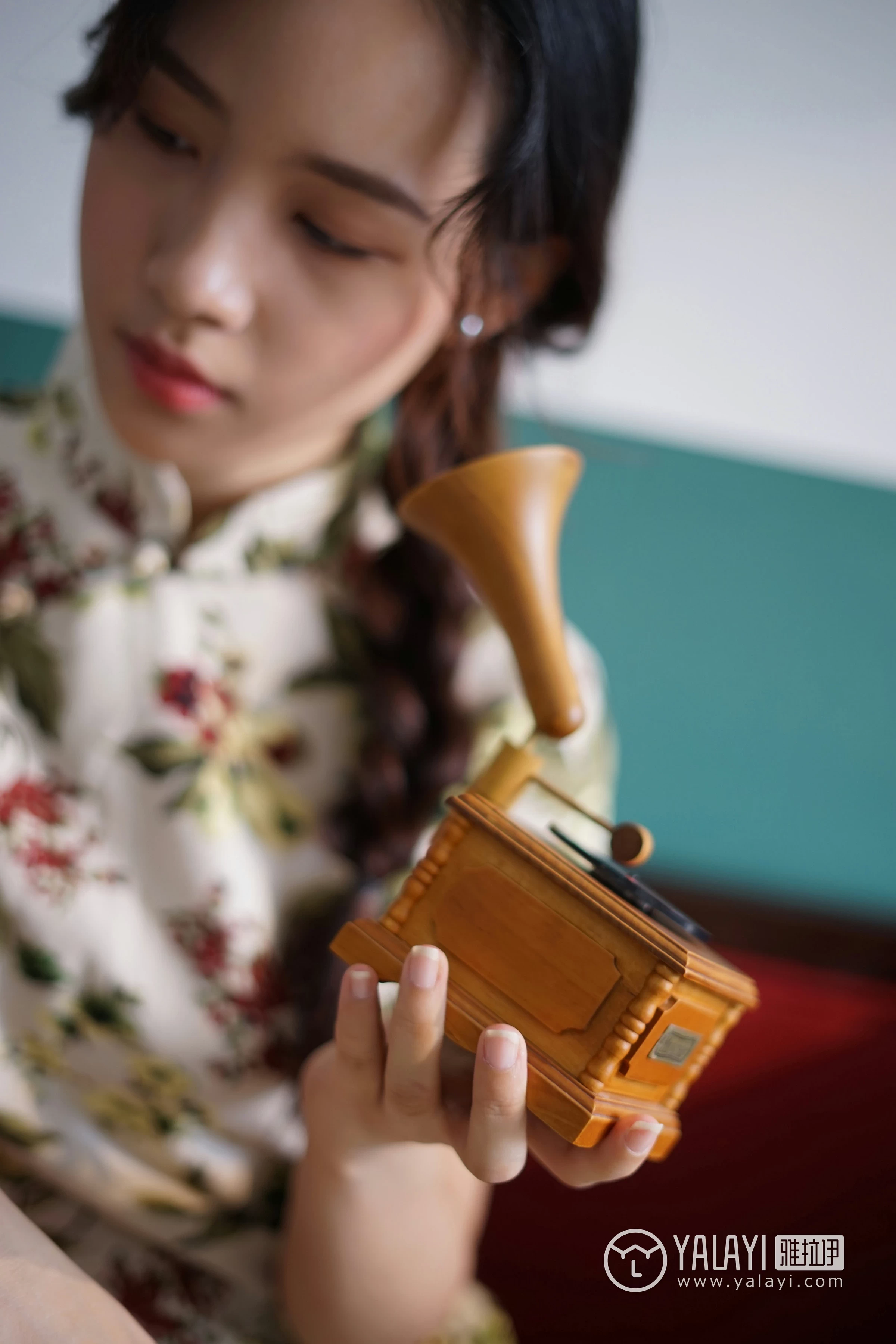 [YALAYI雅拉伊]NO.034 初见 卡柔 白色紧身旗袍与黑色吊带连衣裙性感私房写真集第6张