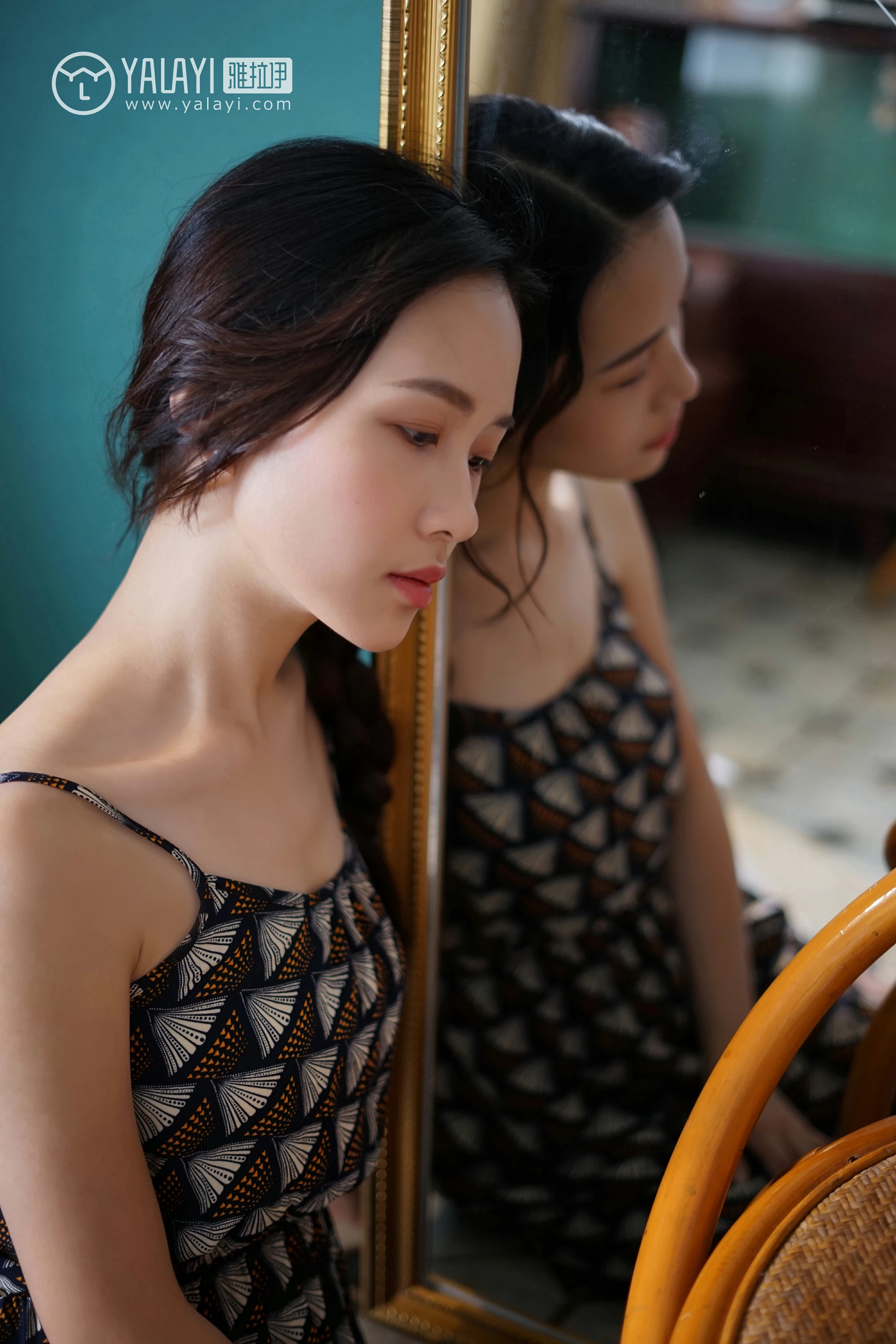 [YALAYI雅拉伊]NO.034 初见 卡柔 白色紧身旗袍与黑色吊带连衣裙性感私房写真集第9张